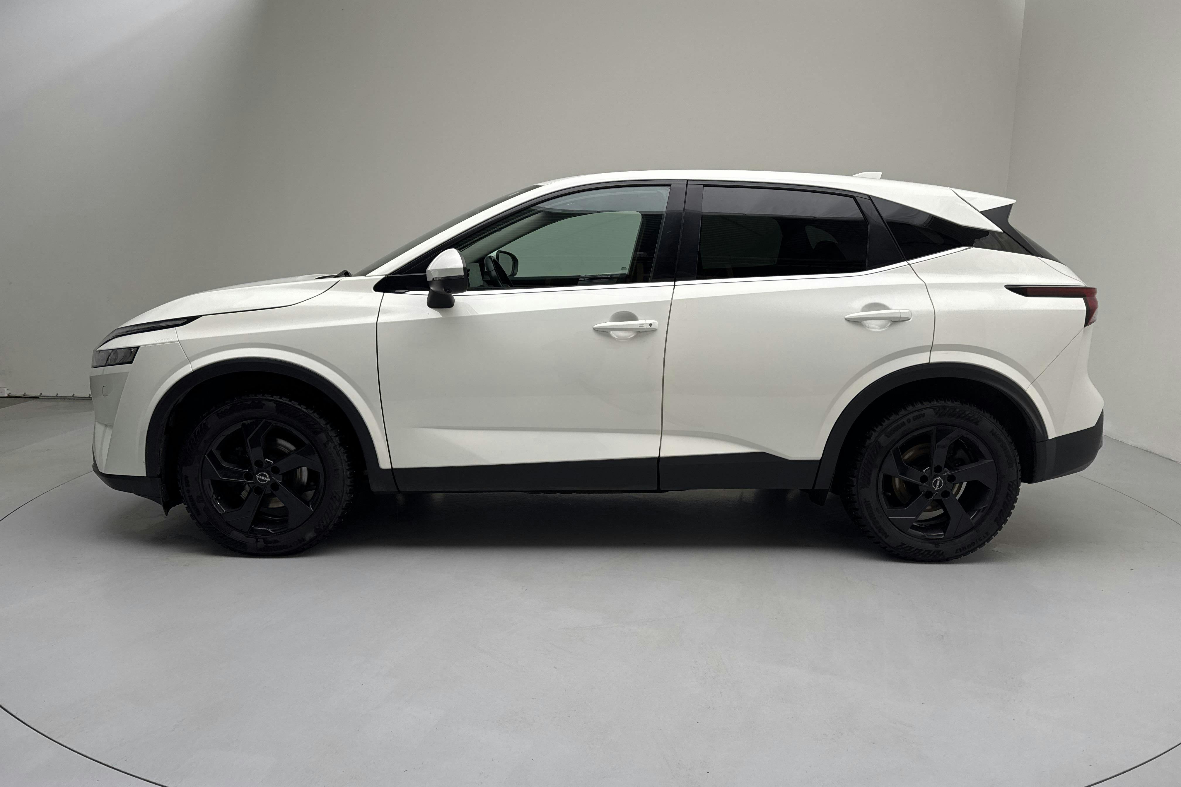 Presentationsfoto 2 av 15: Nissan Qashqai 1.3 MHEV 4WD (158hk) - 9 423 mil - Automat - vit - 2022