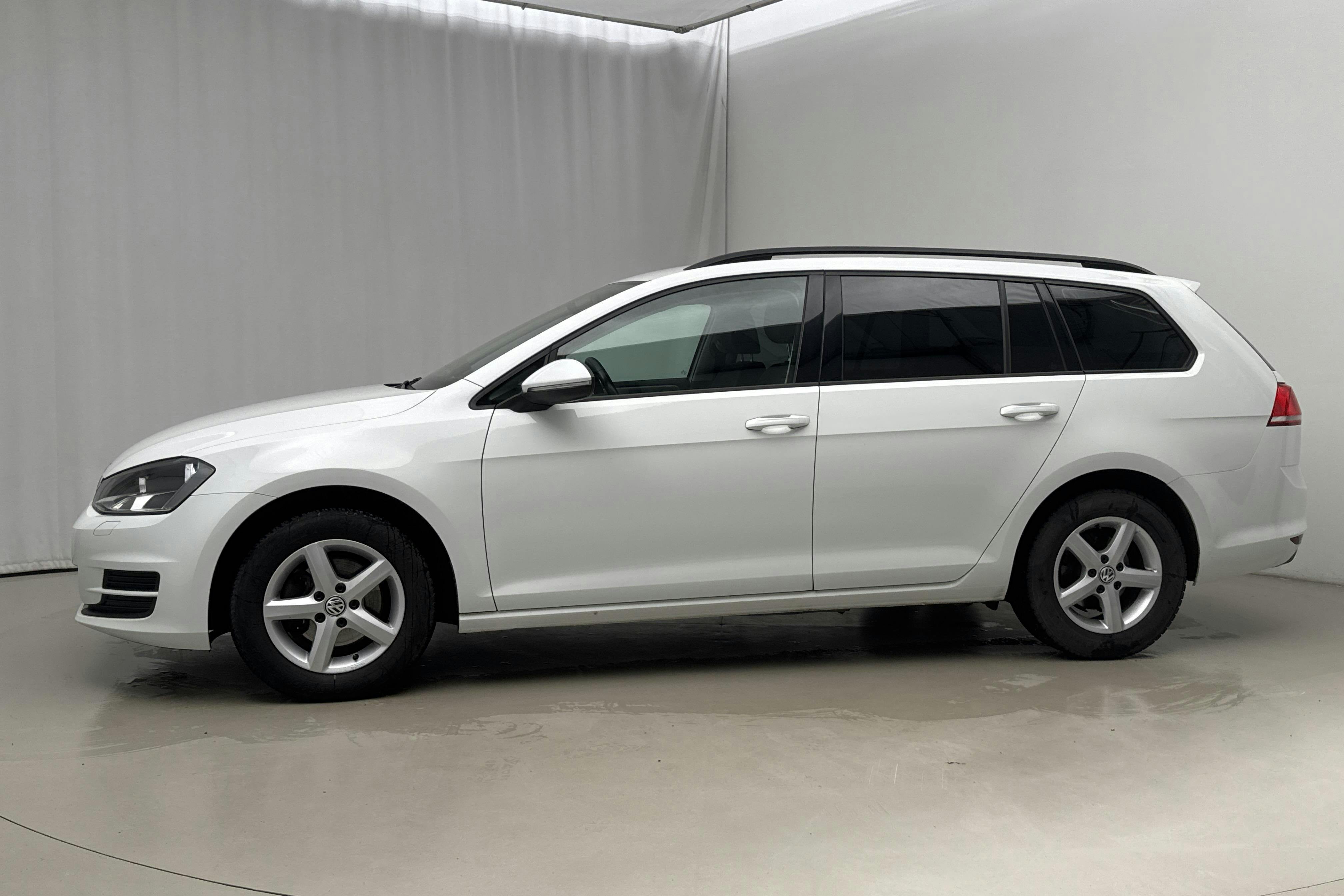 Presentationsfoto 2 av 18: VW Golf VII 1.2 TSI Sportscombi (110hk) - 14 260 mil - Manuell - vit - 2016