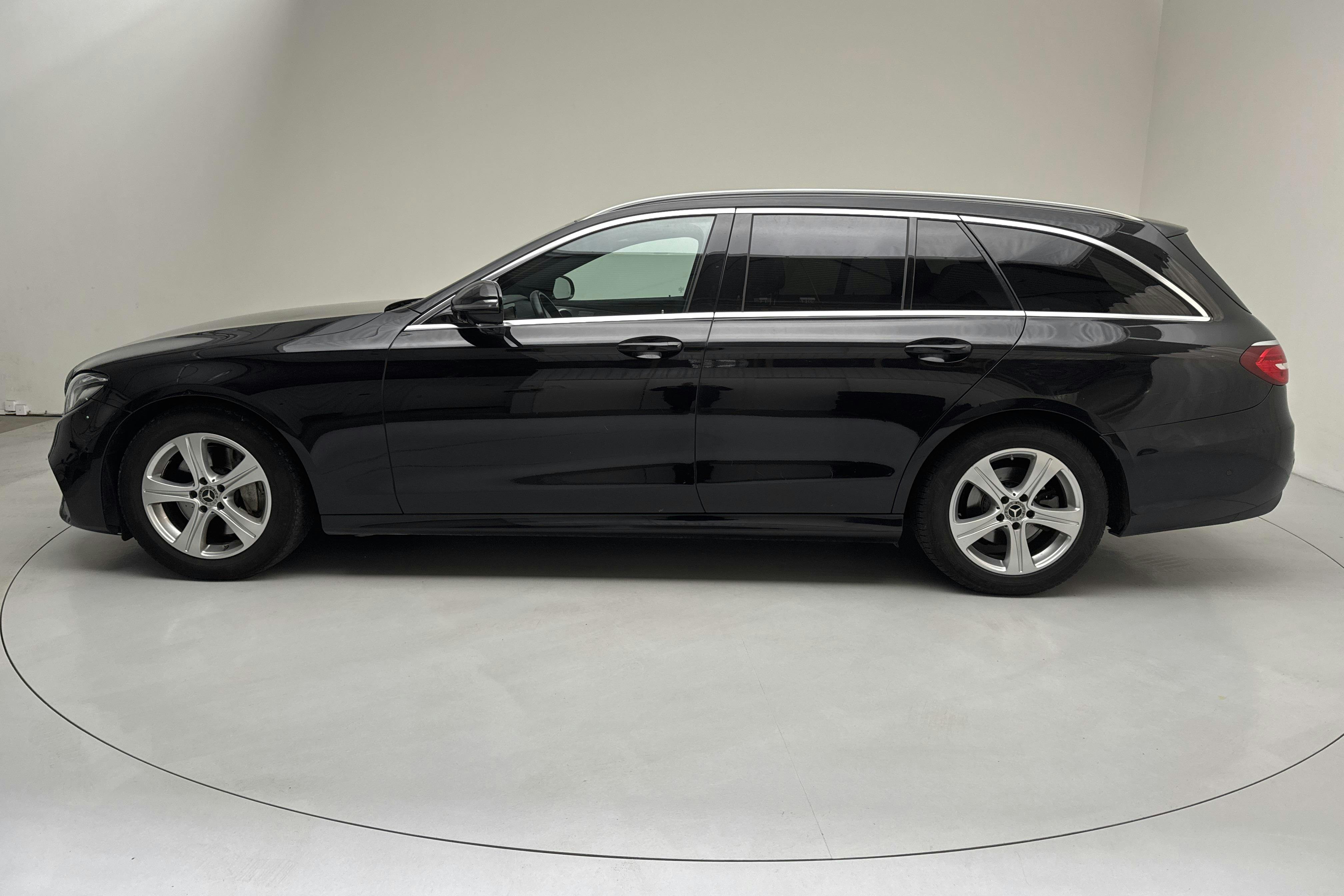 Esitlusfoto 2 aadressil 17: Mercedes E 220 d 4MATIC Kombi S213 (194hk) - 208 930 km - Automaatne - must - 2018
