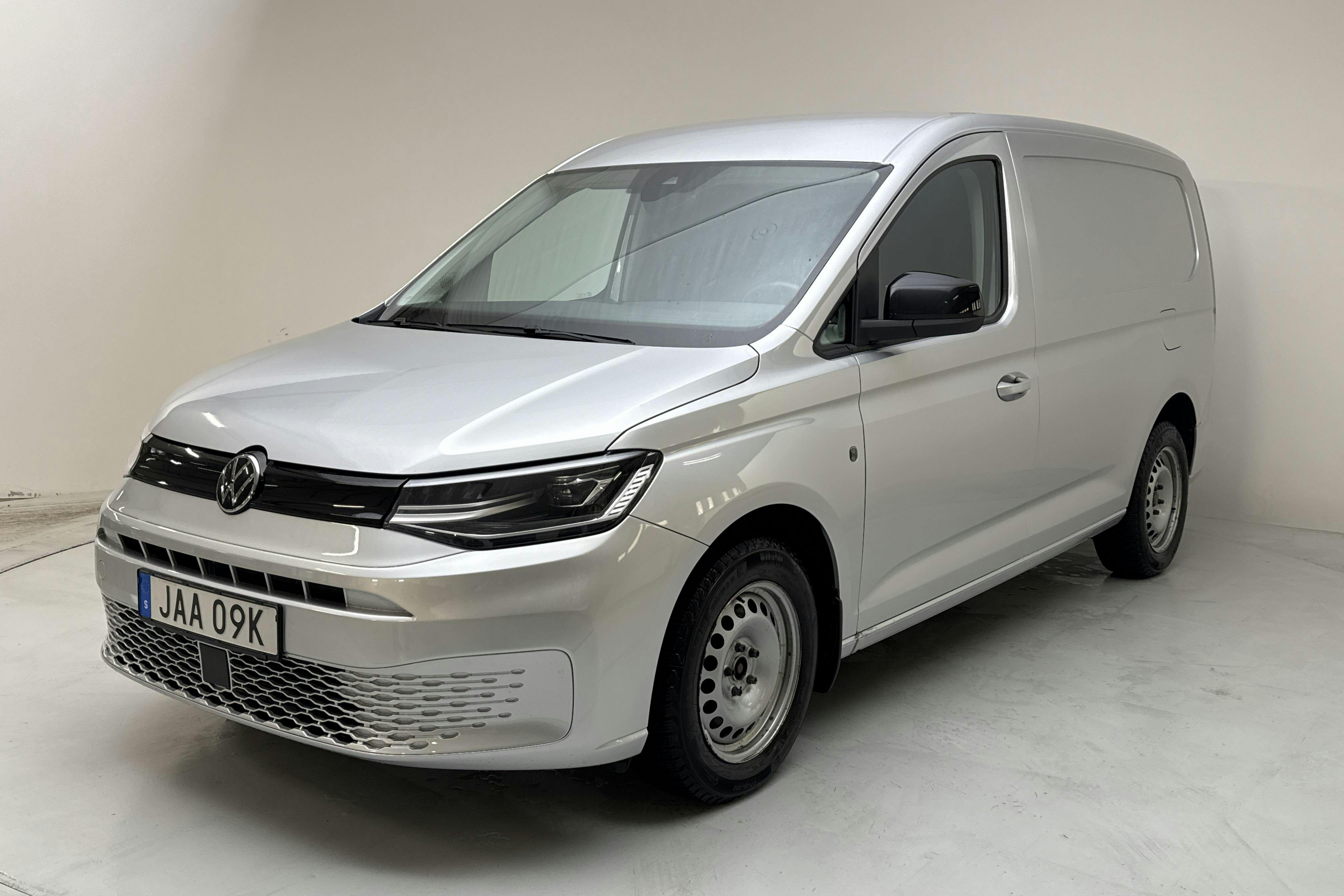 Presentationsfoto 1 av 14: VW Caddy Cargo Maxi 2.0 TDI (122hk) - 10 590 mil - Automat - silver - 2023