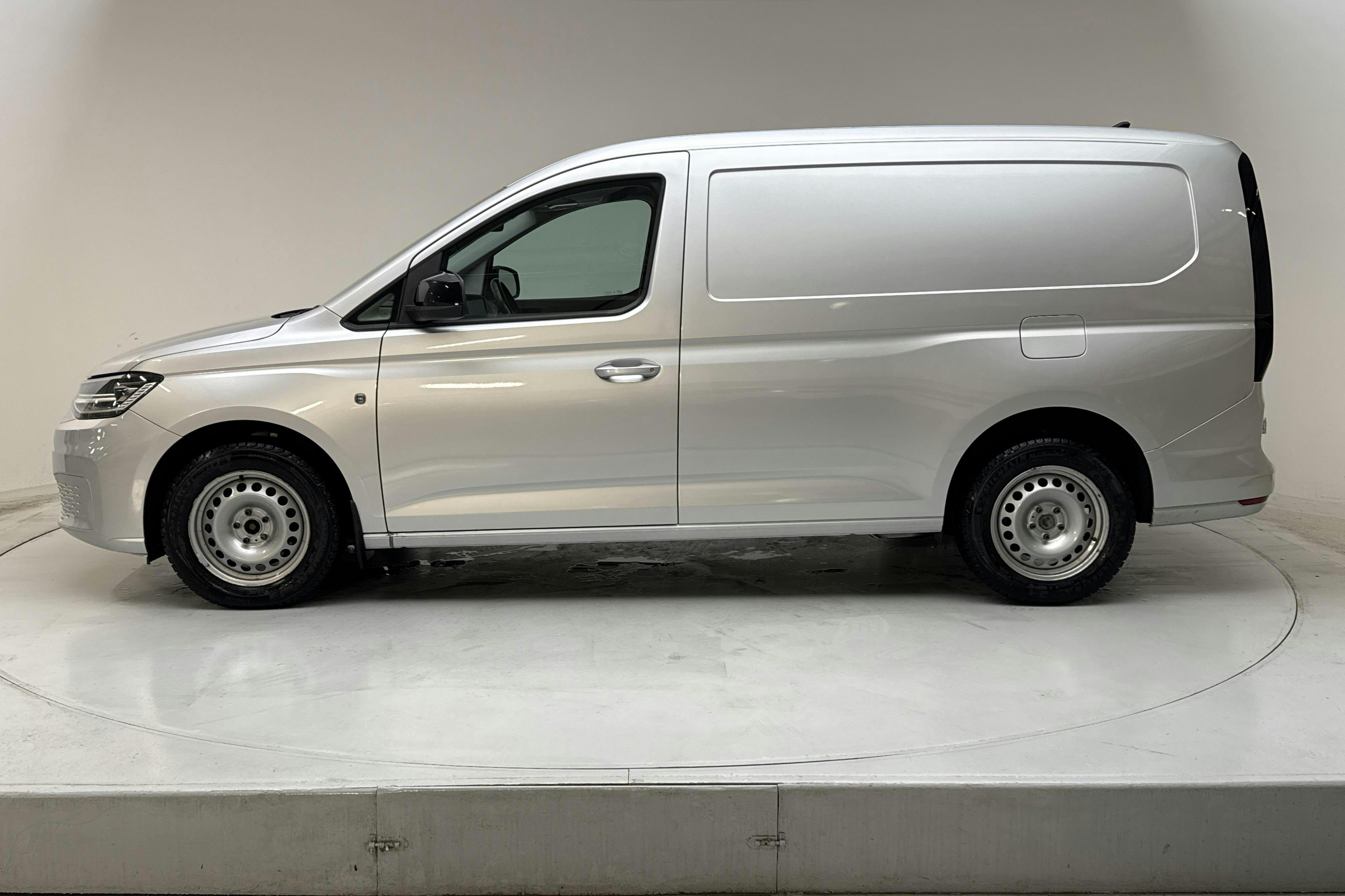 Presentationsfoto 2 av 14: VW Caddy Cargo Maxi 2.0 TDI (122hk) - 10 590 mil - Automat - silver - 2023