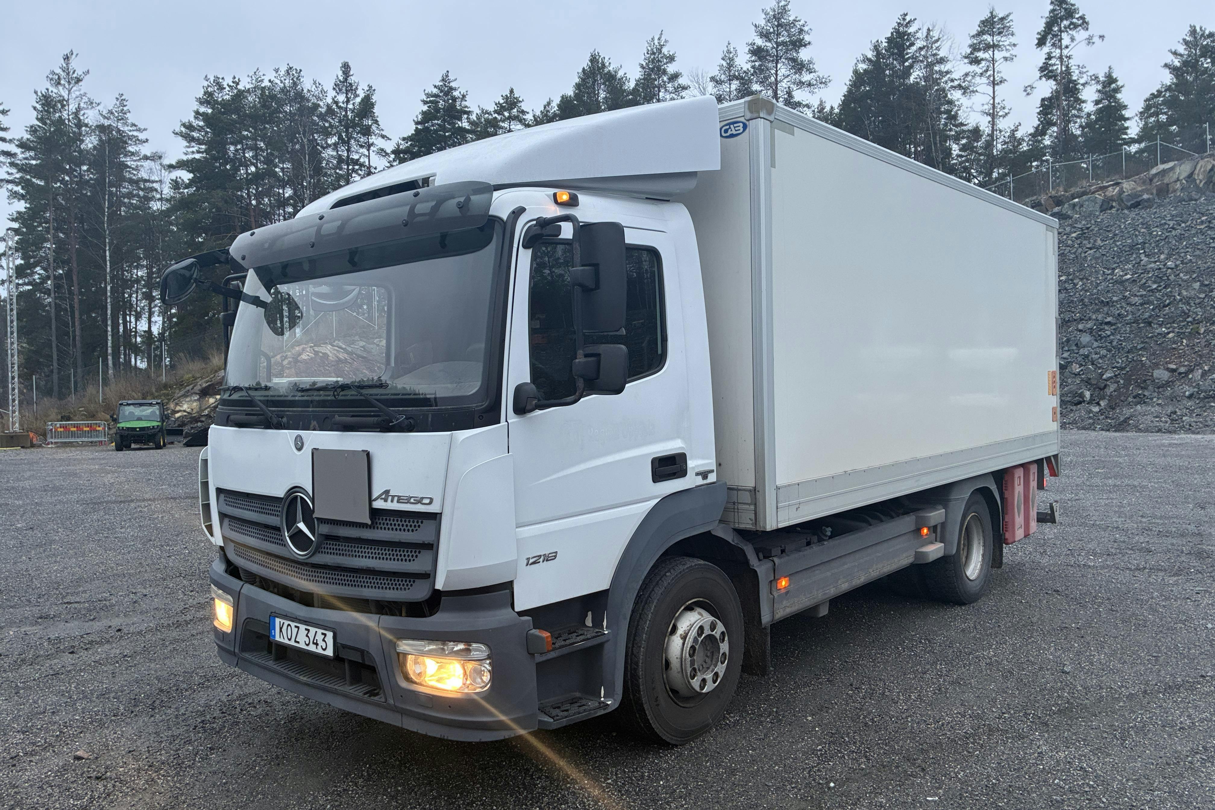 Presentationsfoto 1 av 102: MERCEDES ATEGO - 214 346 km - Automat - vit - 2014