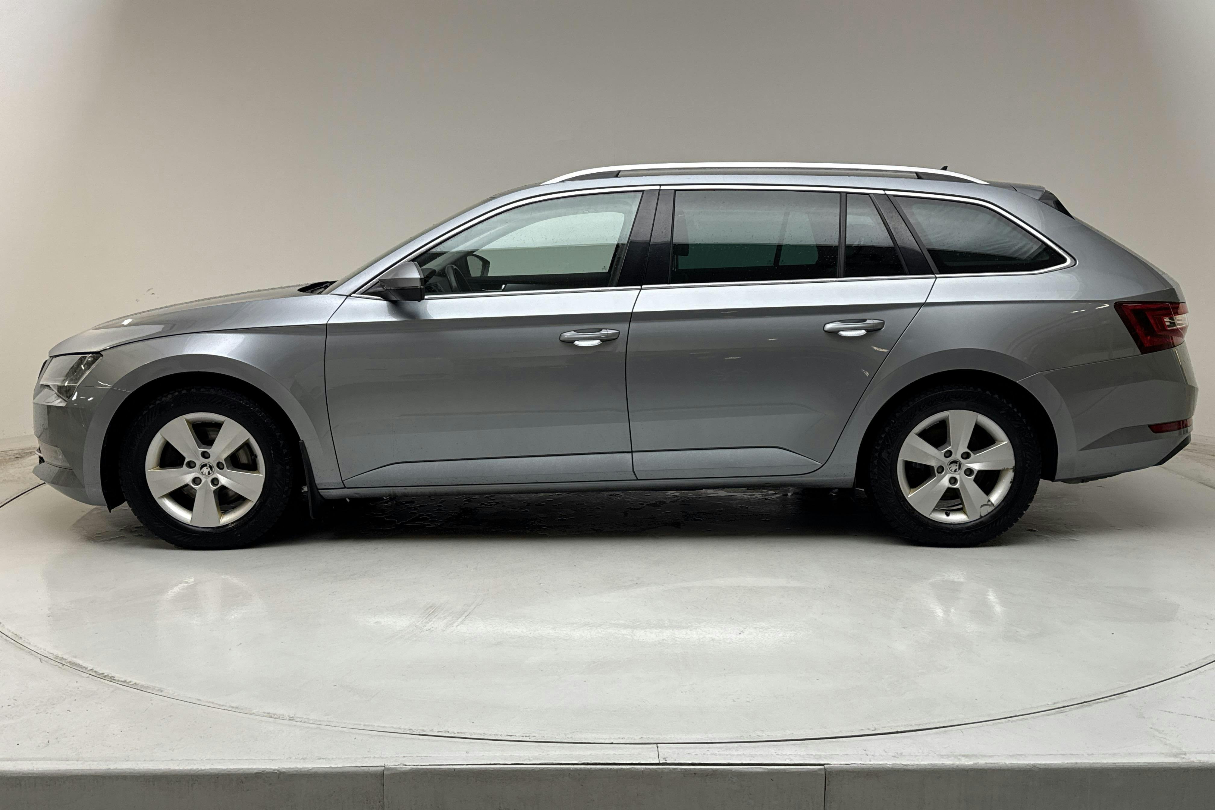 Presentation photo 2 of 14: Skoda Superb 2.0 TDI 4x4 Kombi (190hk) - 195 860 km - Automatic - gray - 2017
