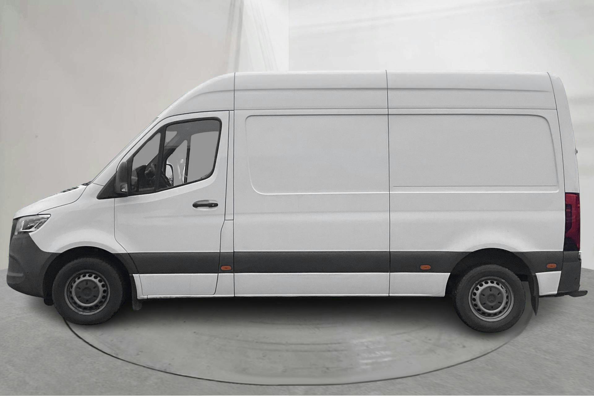 Presentationsfoto 2 av 12: Mercedes Sprinter 211 CDI Skåp 2WD (114hk) - 10 589 mil - Automat - vit - 2020