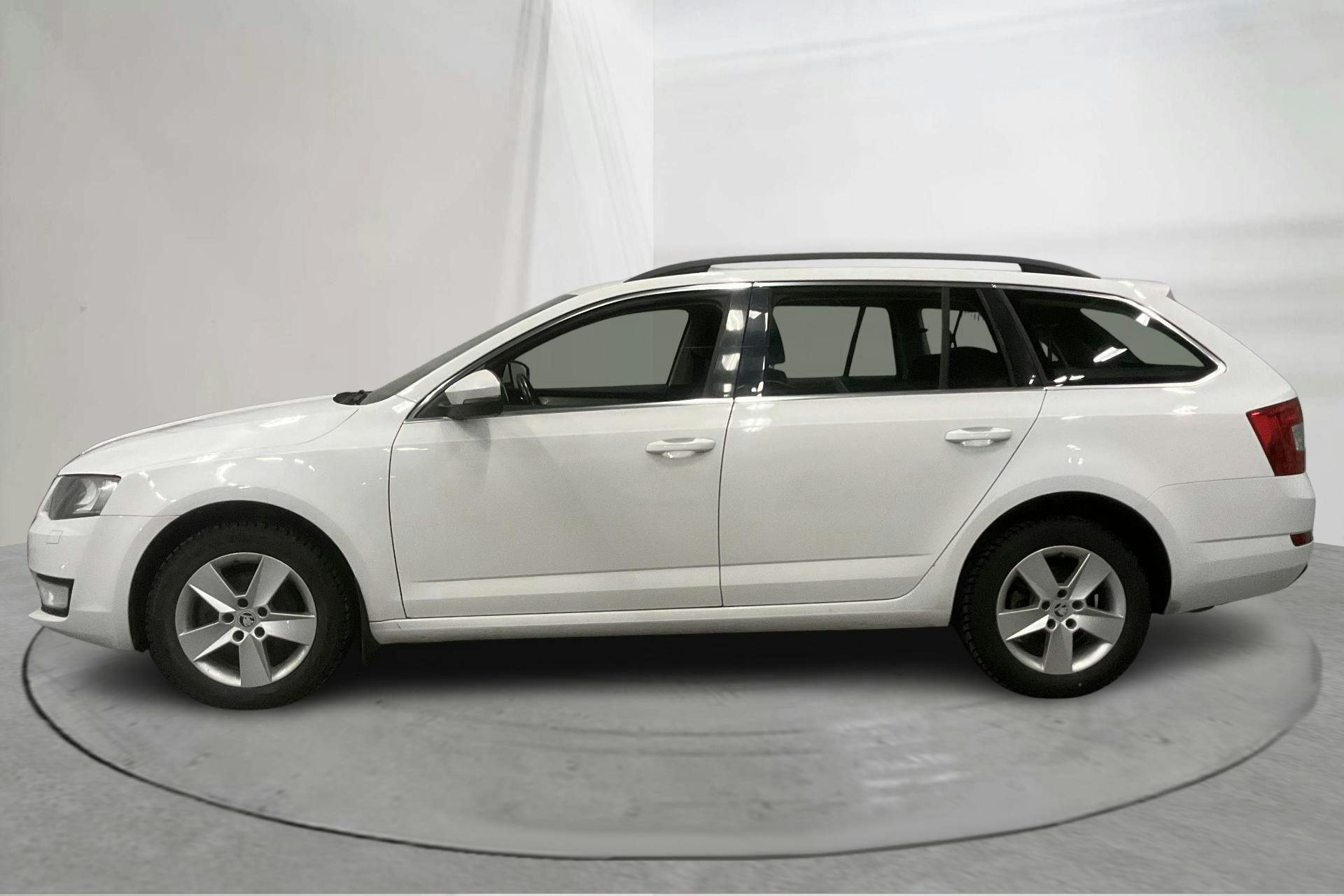 Esitlusfoto 2 aadressil 17: Skoda Octavia III 1.6 TDI Combi 4X4 (110hk) - 178 350 km - Käsitsi - valge - 2017