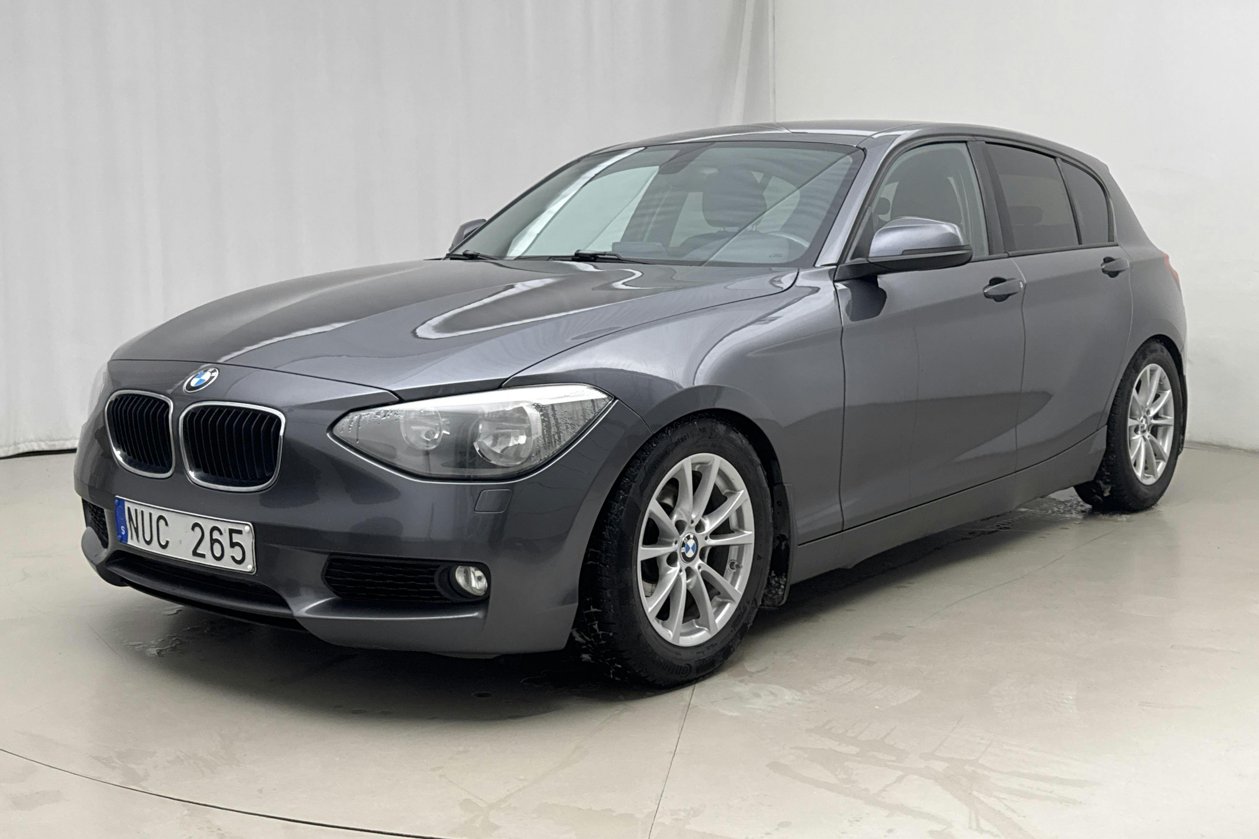 Presentation photo 1 of 12: BMW 116d 5dr, F20 (116hk) - 204 970 km - Manual - gray - 2012