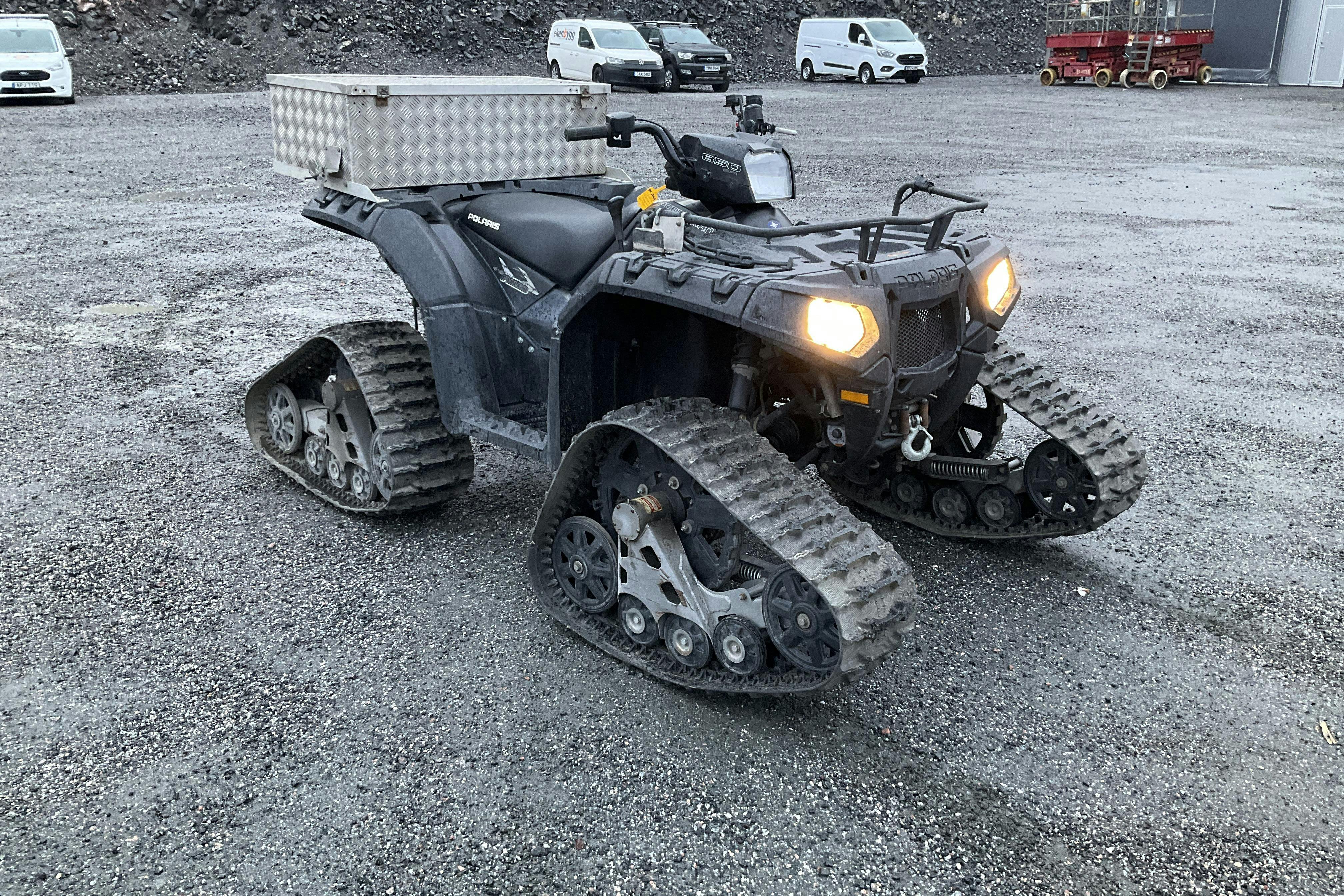 Presentationsfoto 1 av 31: POLARIS SPORTSMAN XP 850 SPORTSMAN XP 850 ATV med bandsats - 185 mil - Manuell - svart - 2010