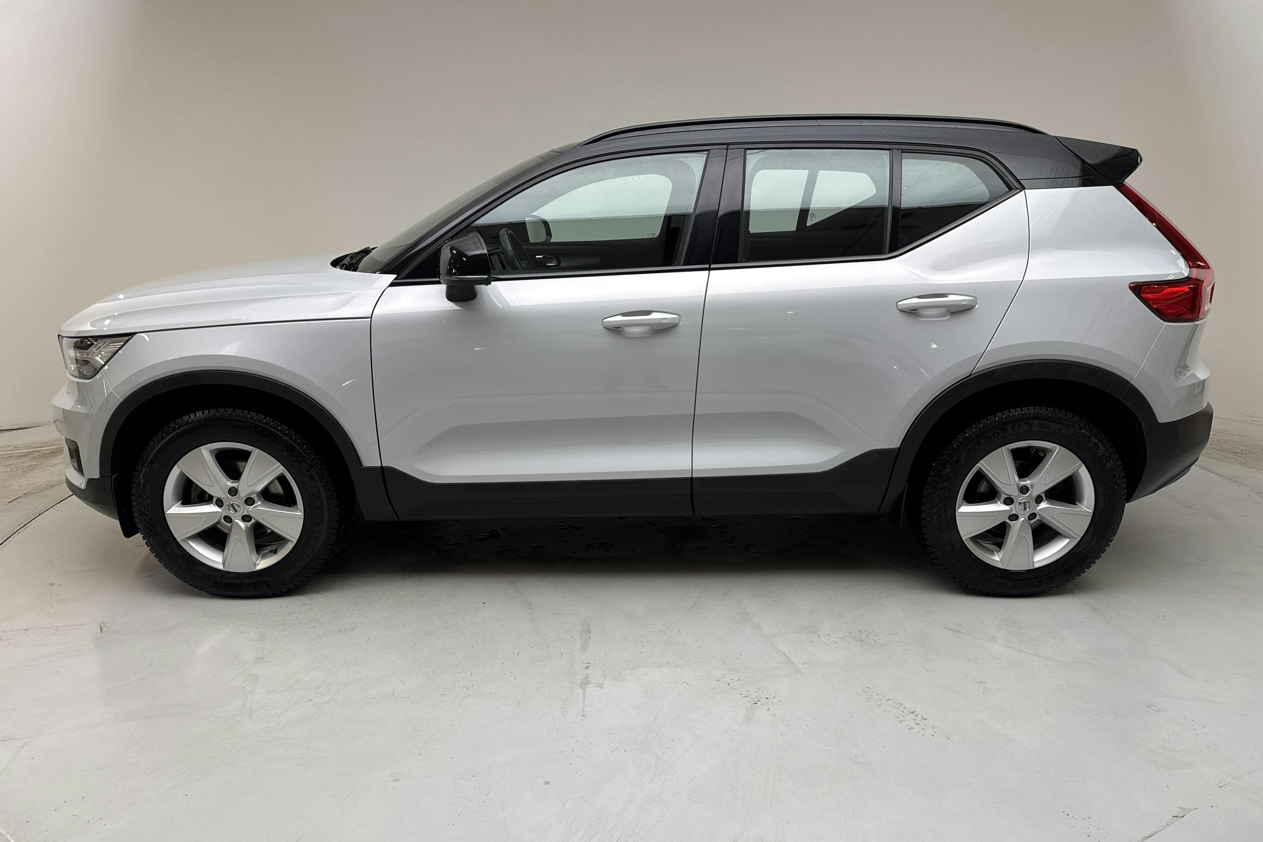 Präsentationsfoto 2 von 16: Volvo XC40 T2 2WD (129hk) - 58 940 Kilometer - Handbuch - Silber - 2021