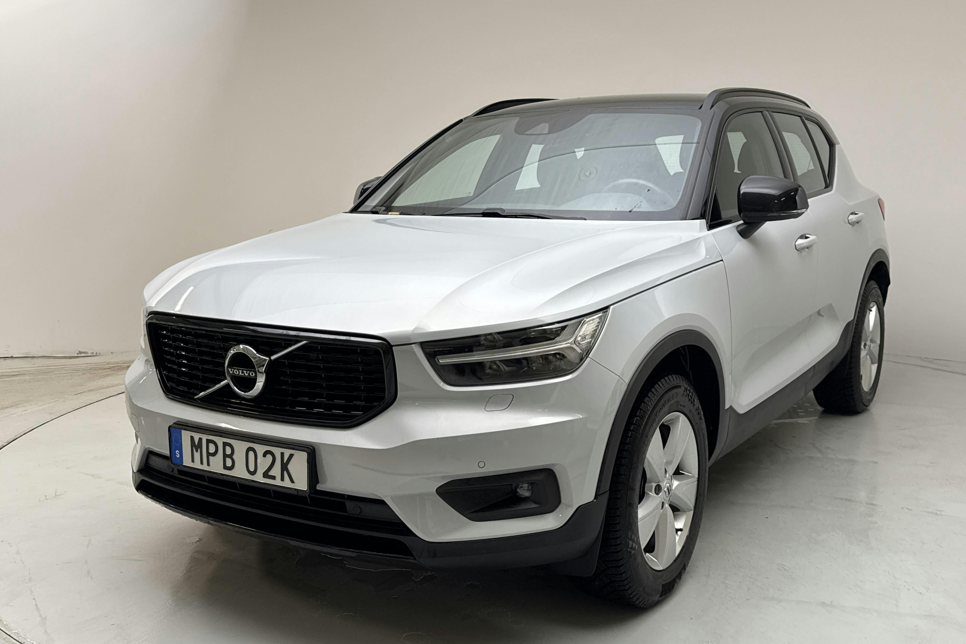 Präsentationsfoto 1 von 16: Volvo XC40 T2 2WD (129hk) - 58 940 Kilometer - Handbuch - Silber - 2021