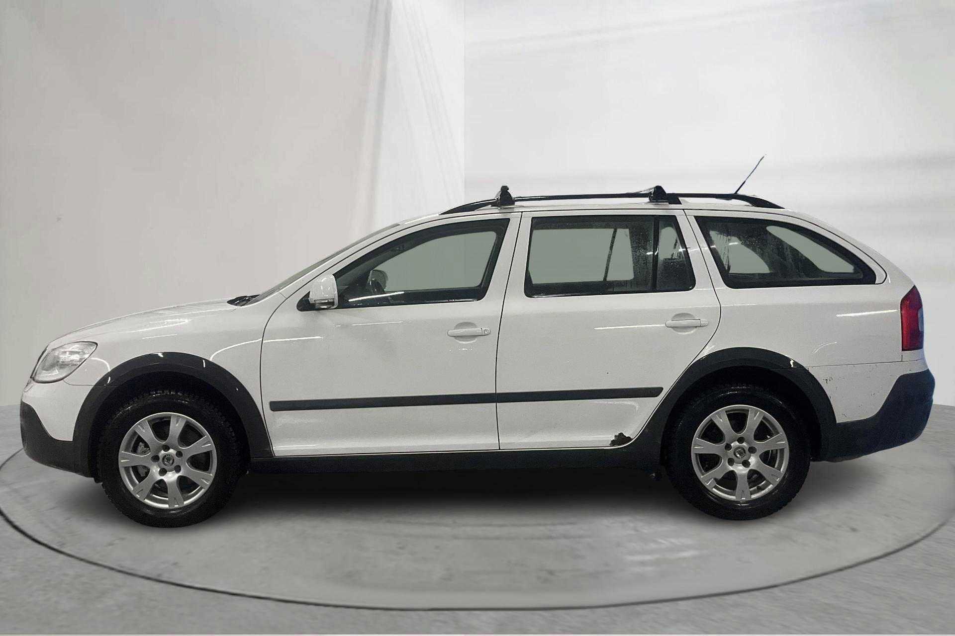 Presentationsfoto 2 av 19: Skoda Octavia Scout II 2.0 TDI 4X4 (140hk) - 24 615 mil - Manuell - vit - 2013