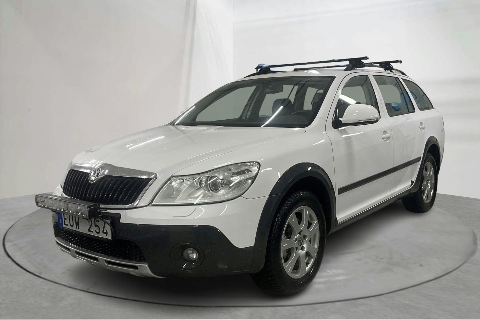 Presentationsfoto 1 av 19: Skoda Octavia Scout II 2.0 TDI 4X4 (140hk) - 24 615 mil - Manuell - vit - 2013