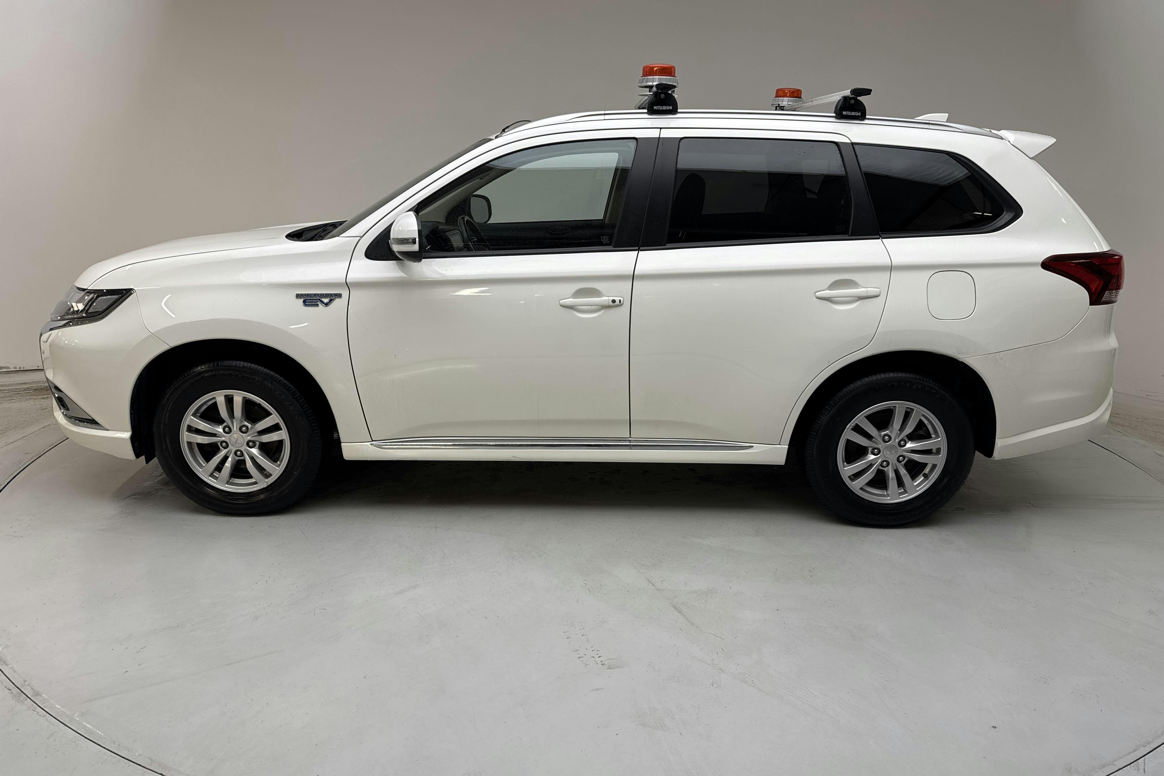 Presentation photo 2 of 16: Mitsubishi Outlander 2.4 Plug-in Hybrid 4WD (136hk) - 69 270 km - Automatic - white - 2020
