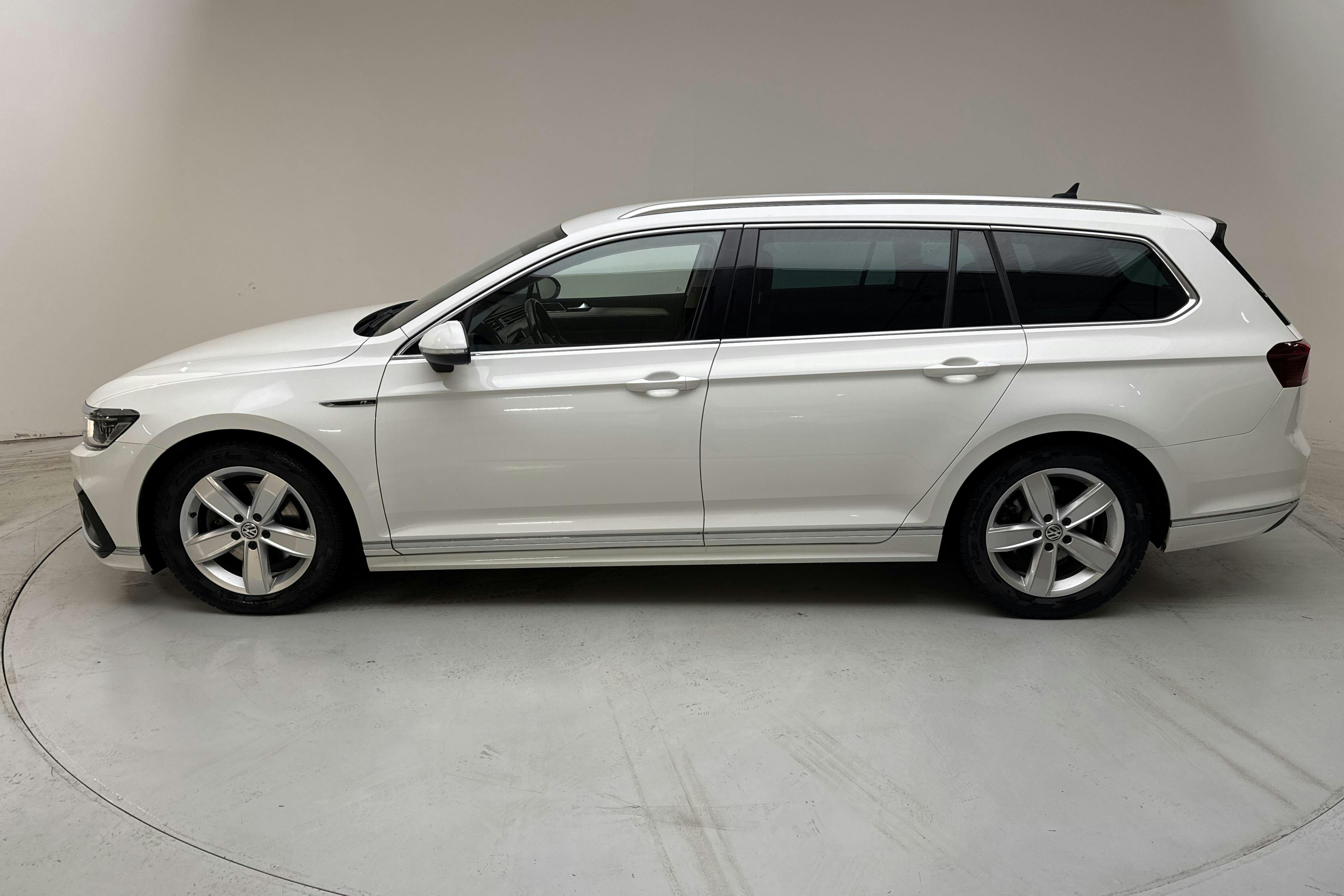 Presentation photo 2 of 16: VW Passat 2.0 TDI Sportscombi 4MOTION (190hk) - 121 260 km - Automatic - white - 2021