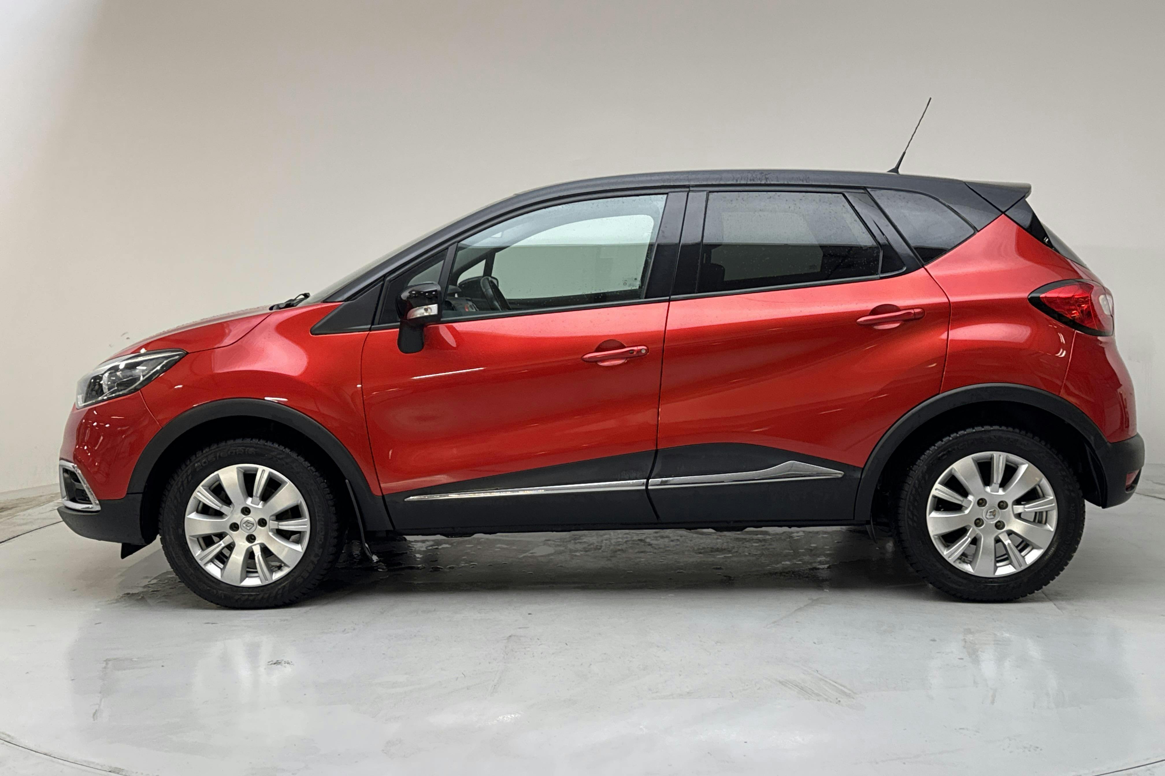 Presentationsfoto 2 av 13: Renault Captur 1.2 TCe (120hk) - 12 767 mil - Automat - 2015