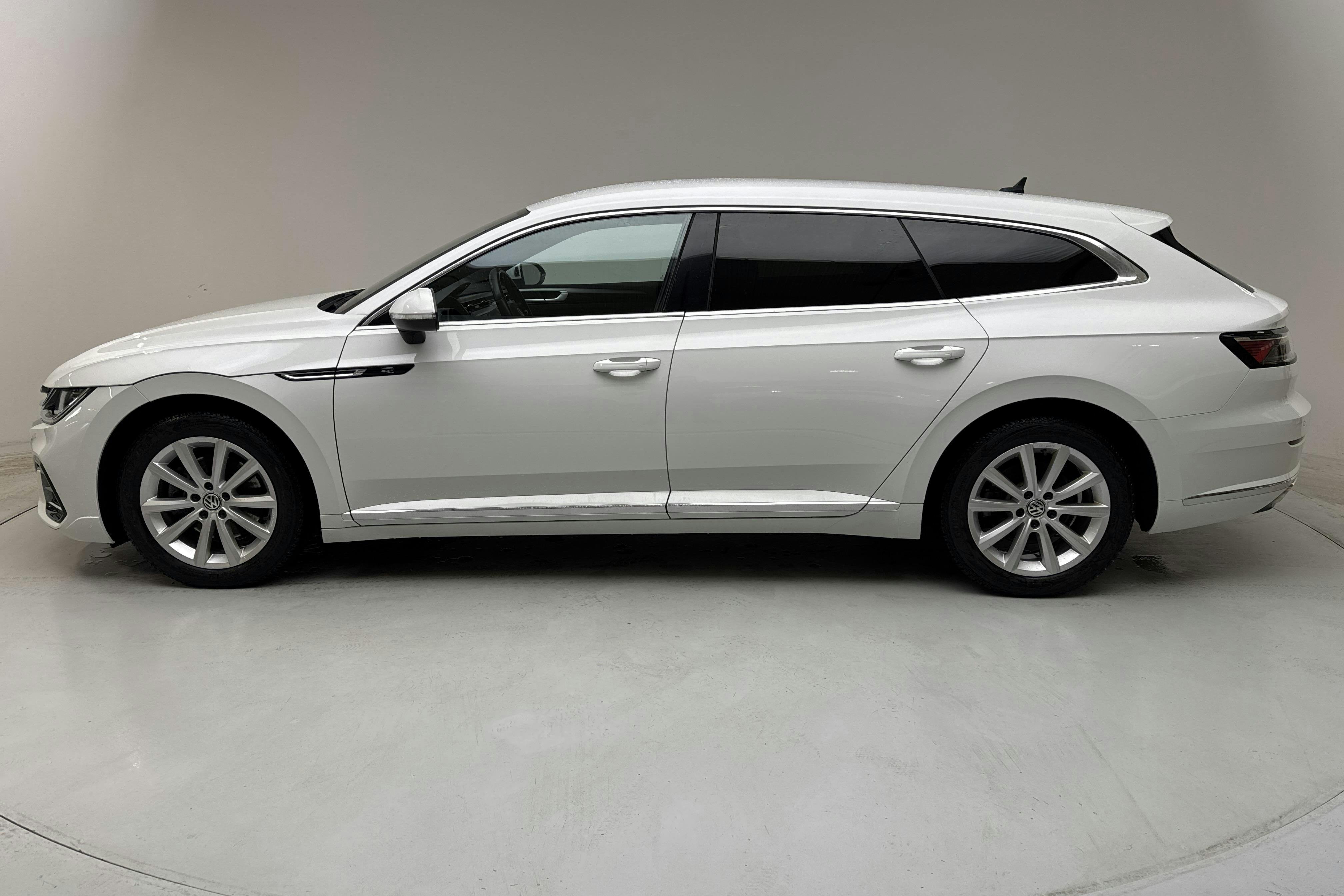 Presentationsfoto 2 av 18: VW Arteon Shooting Brake eHybrid 1.4 TSI (218hk) - 6 718 mil - Automat - vit - 2021