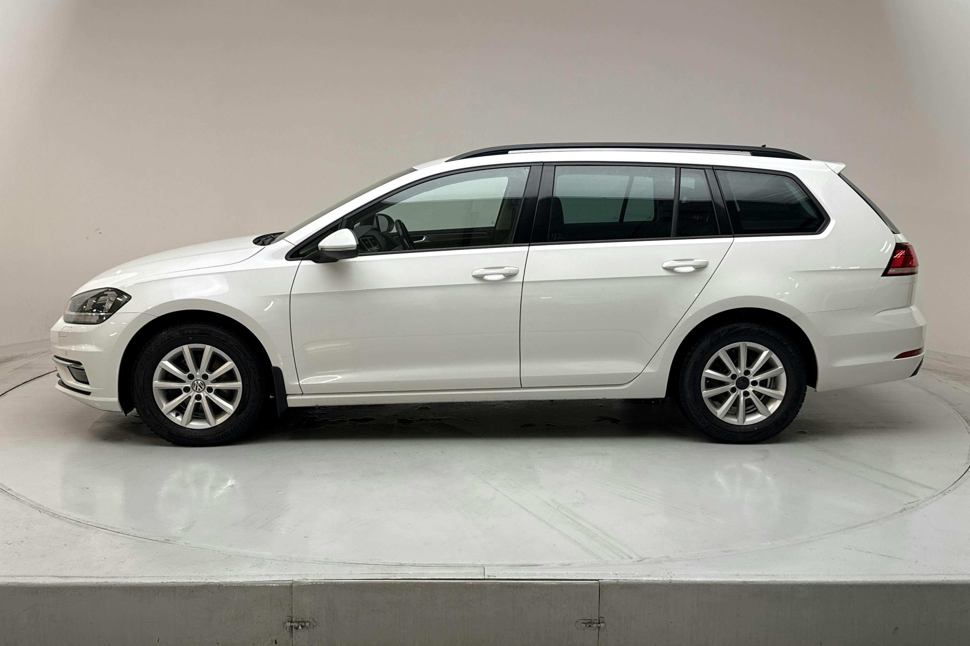 Presentationsfoto 2 av 17: VW Golf VII 1.6 TDI Sportscombi (115hk) - 21 319 mil - Automat - vit - 2019
