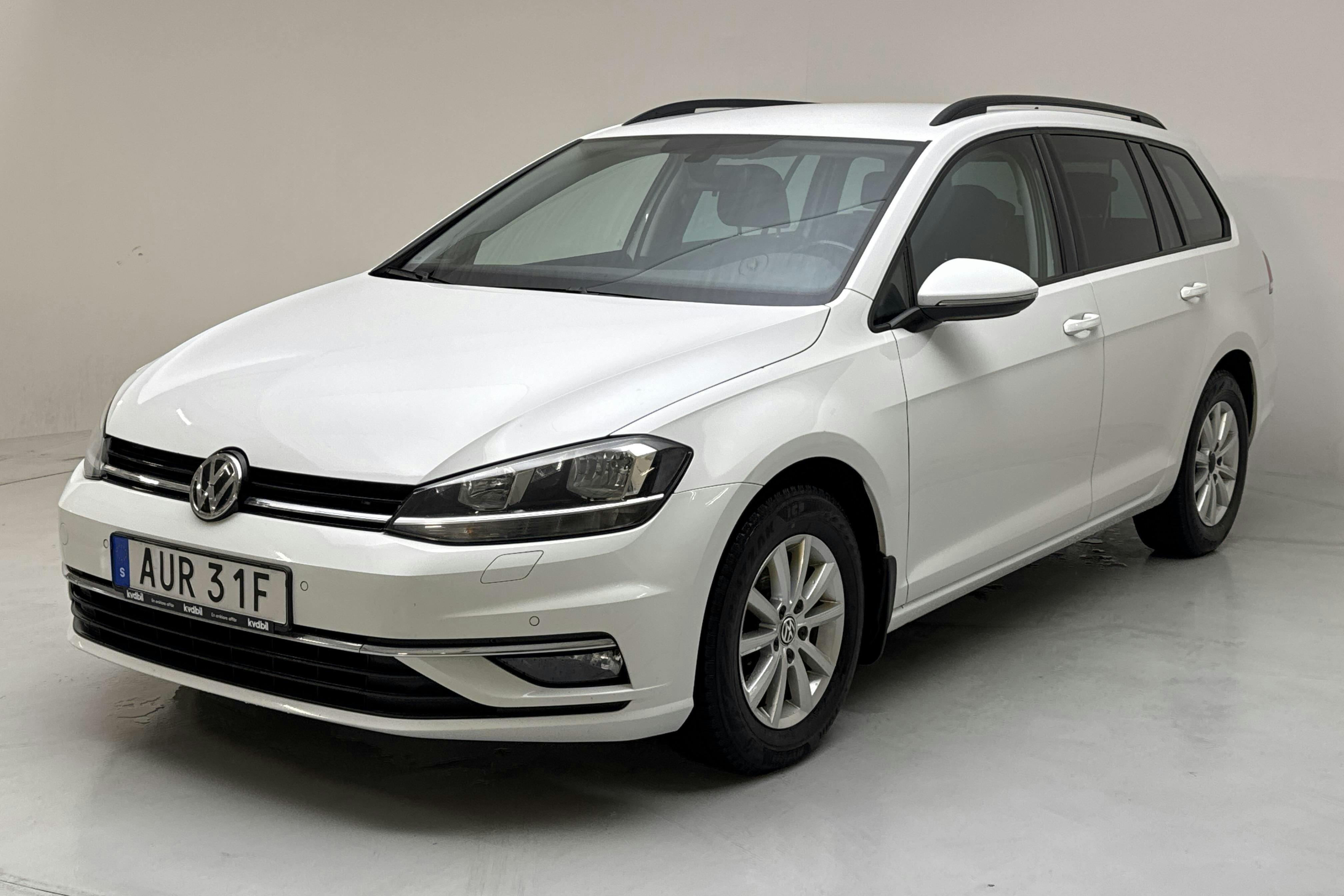 Presentationsfoto 1 av 17: VW Golf VII 1.6 TDI Sportscombi (115hk) - 21 319 mil - Automat - vit - 2019