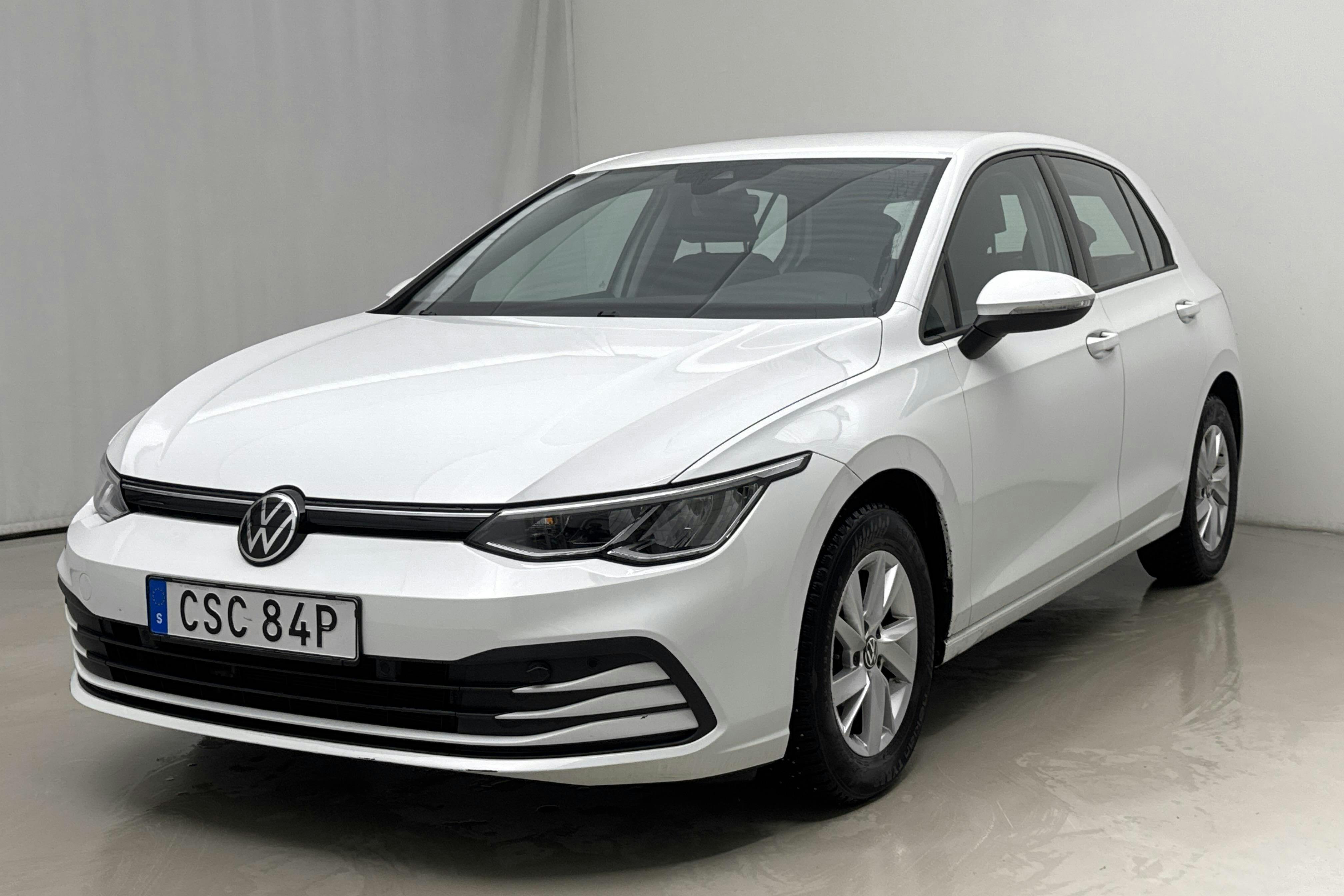 Presentationsfoto 1 av 16: VW Golf VIII TGI 5dr (130hk) - 3 455 mil - Automat - vit - 2023