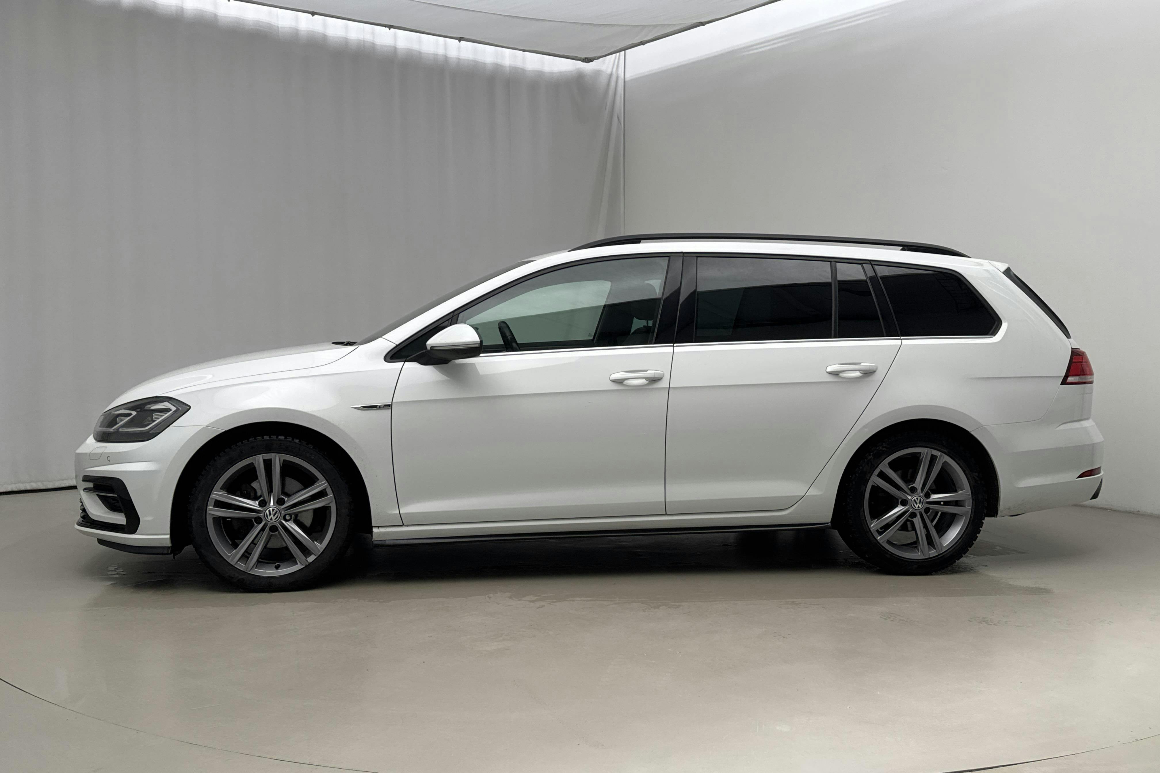 Presentationsfoto 2 av 20: VW Golf VII 1.5 TSI Sportscombi (150hk) - 19 992 mil - Automat - vit - 2020