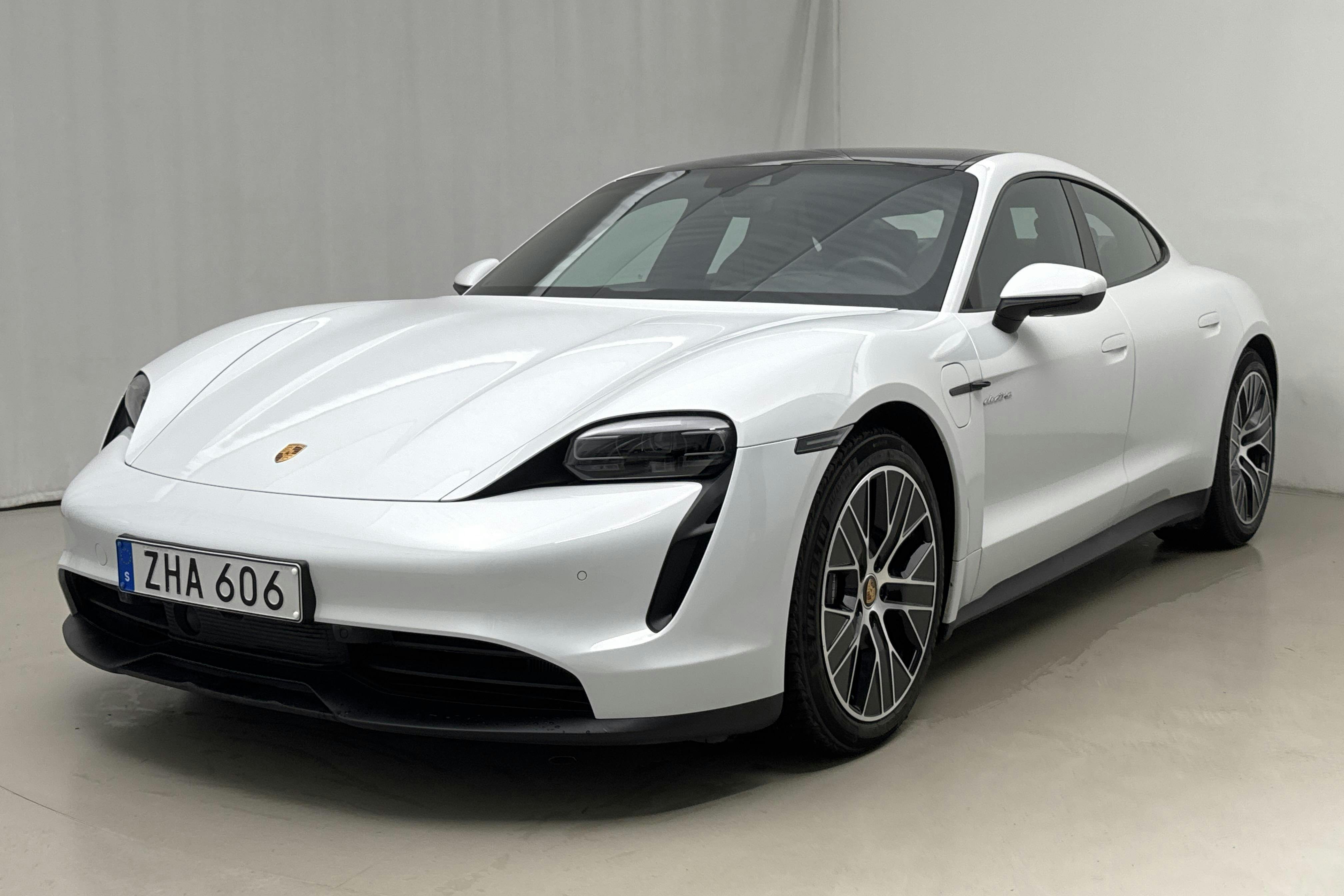 Presentation photo 1 of 30: Porsche Taycan (408hk) - 27 640 km - Automatic - white - 2023