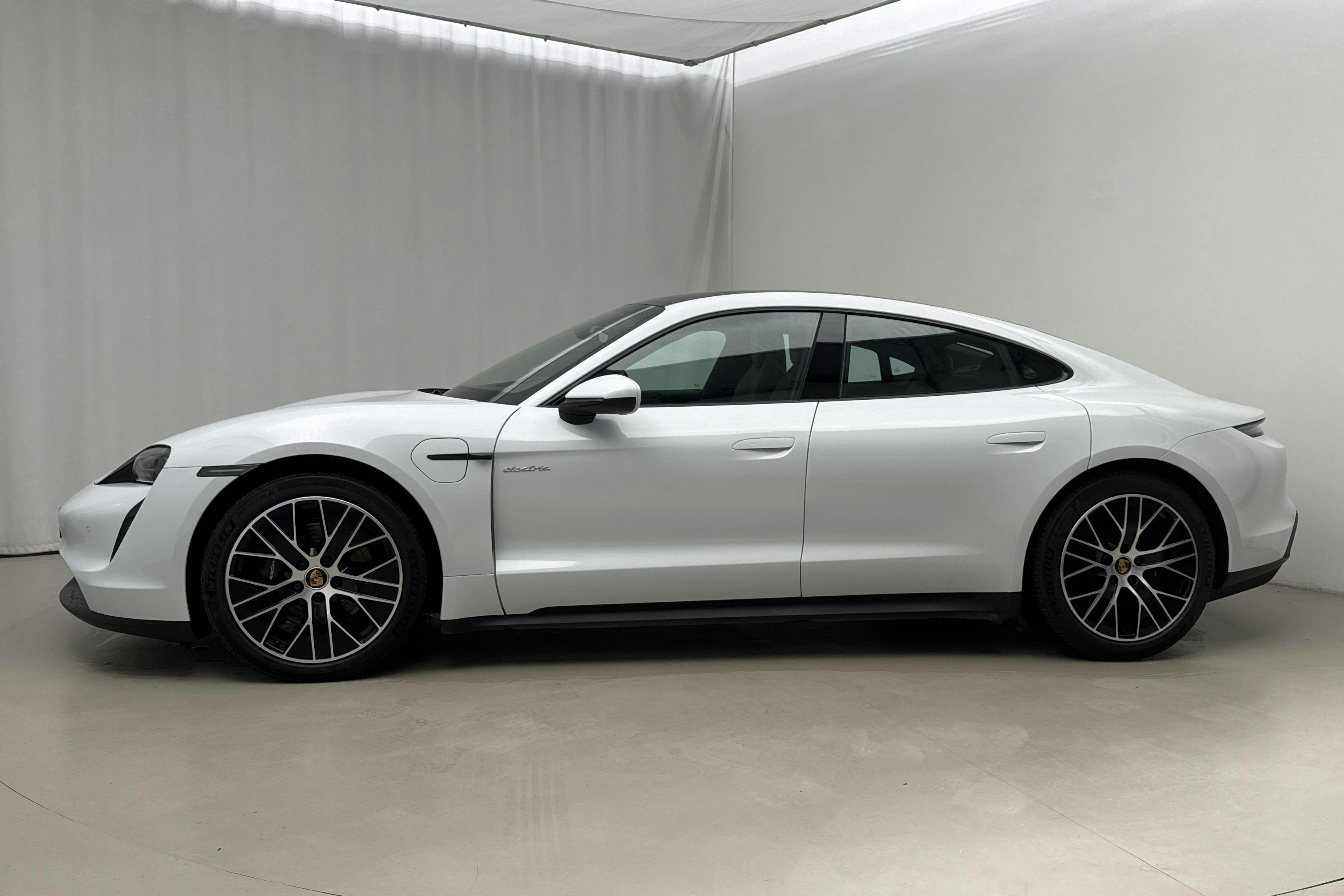 Presentation photo 2 of 30: Porsche Taycan (408hk) - 27 640 km - Automatic - white - 2023
