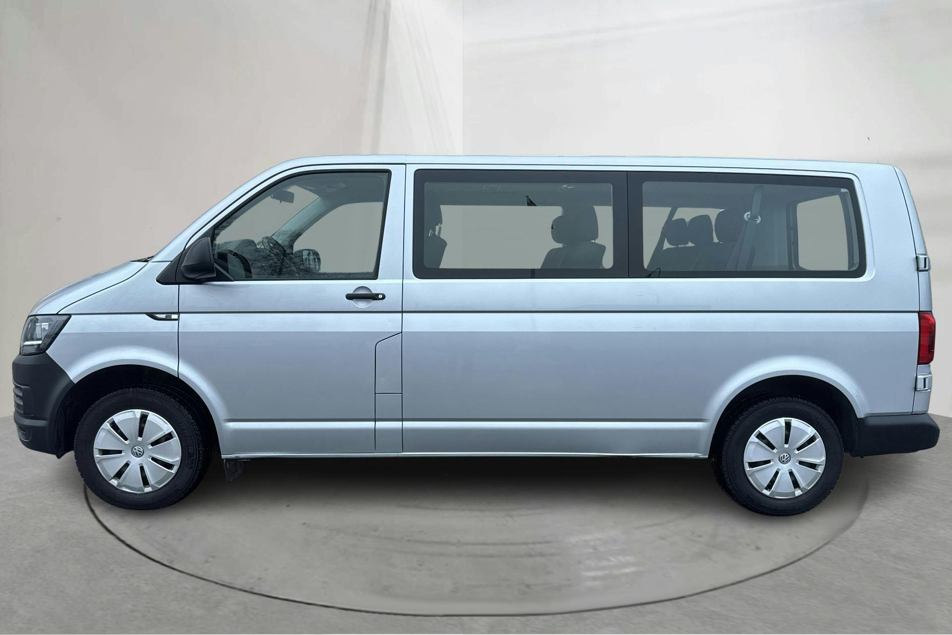 Presentationsfoto 2 av 13: VW Caravelle T6 2.0 TDI BMT (150hk) - 10 317 mil - Automat - silver - 2019
