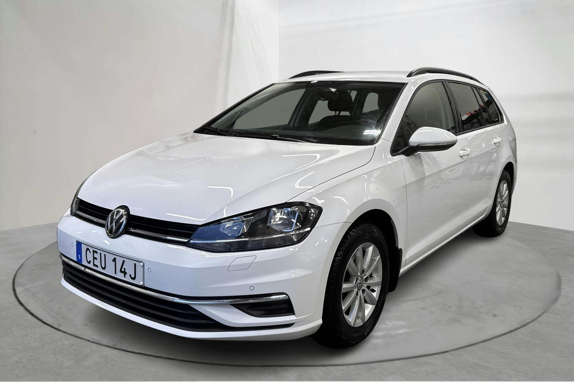 Presentationsfoto 1 av 15: VW Golf VII 1.6 TDI Sportscombi (115hk) - 4 574 mil - Manuell - vit - 2020