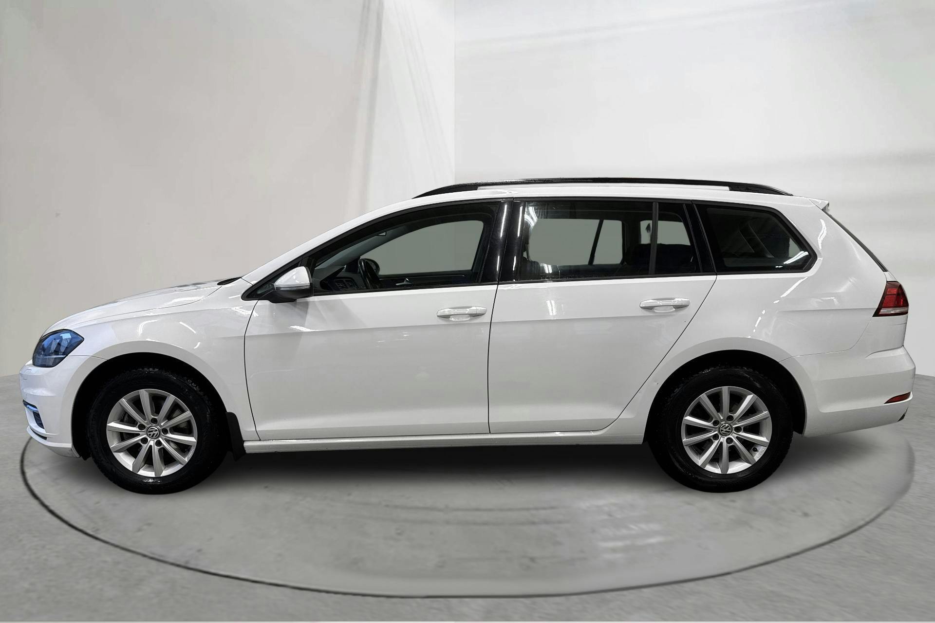 Presentationsfoto 2 av 15: VW Golf VII 1.6 TDI Sportscombi (115hk) - 4 574 mil - Manuell - vit - 2020