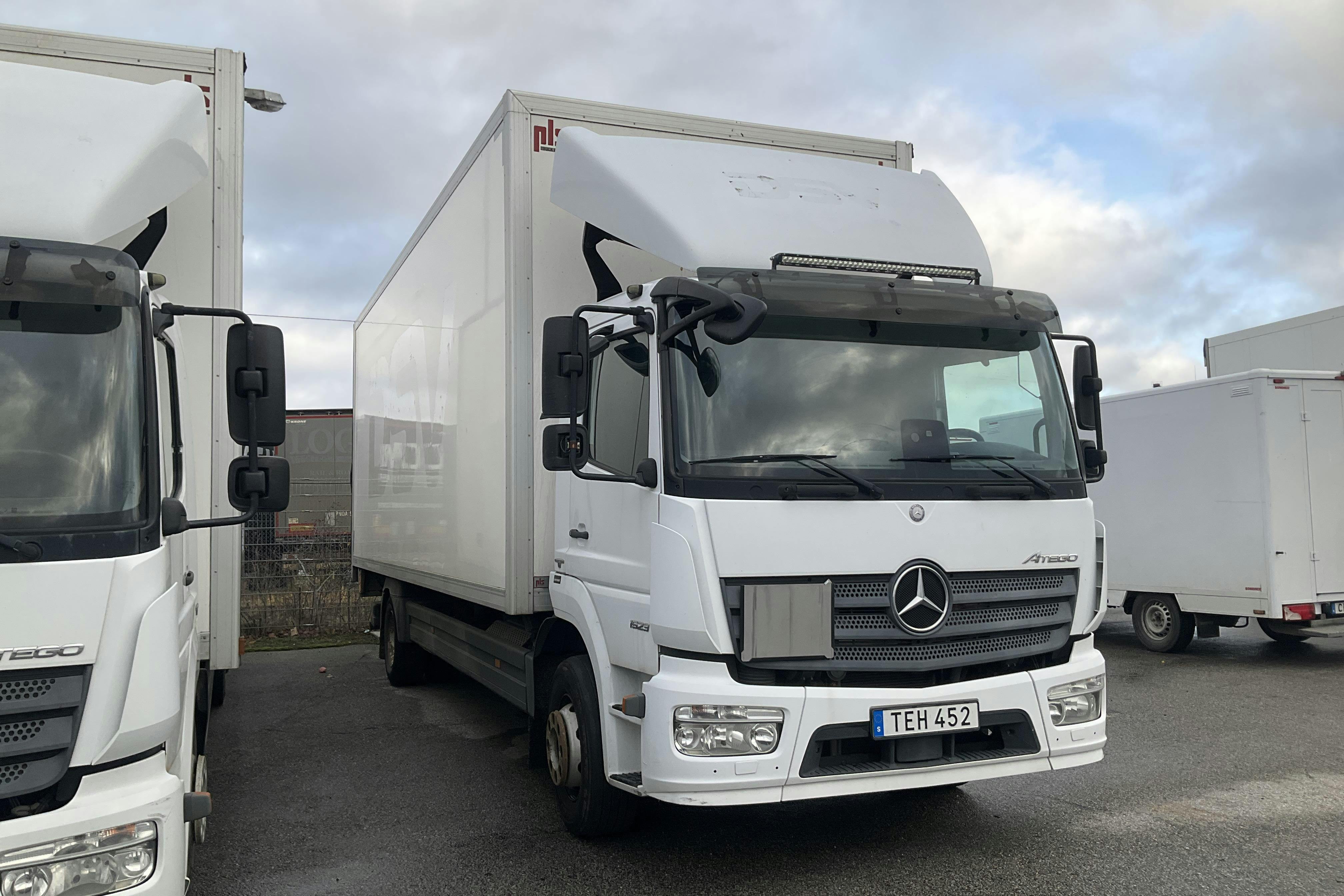 Presentationsfoto 2 av 17: MERCEDES ATEGO - 271 206 km - Automat - vit - 2017