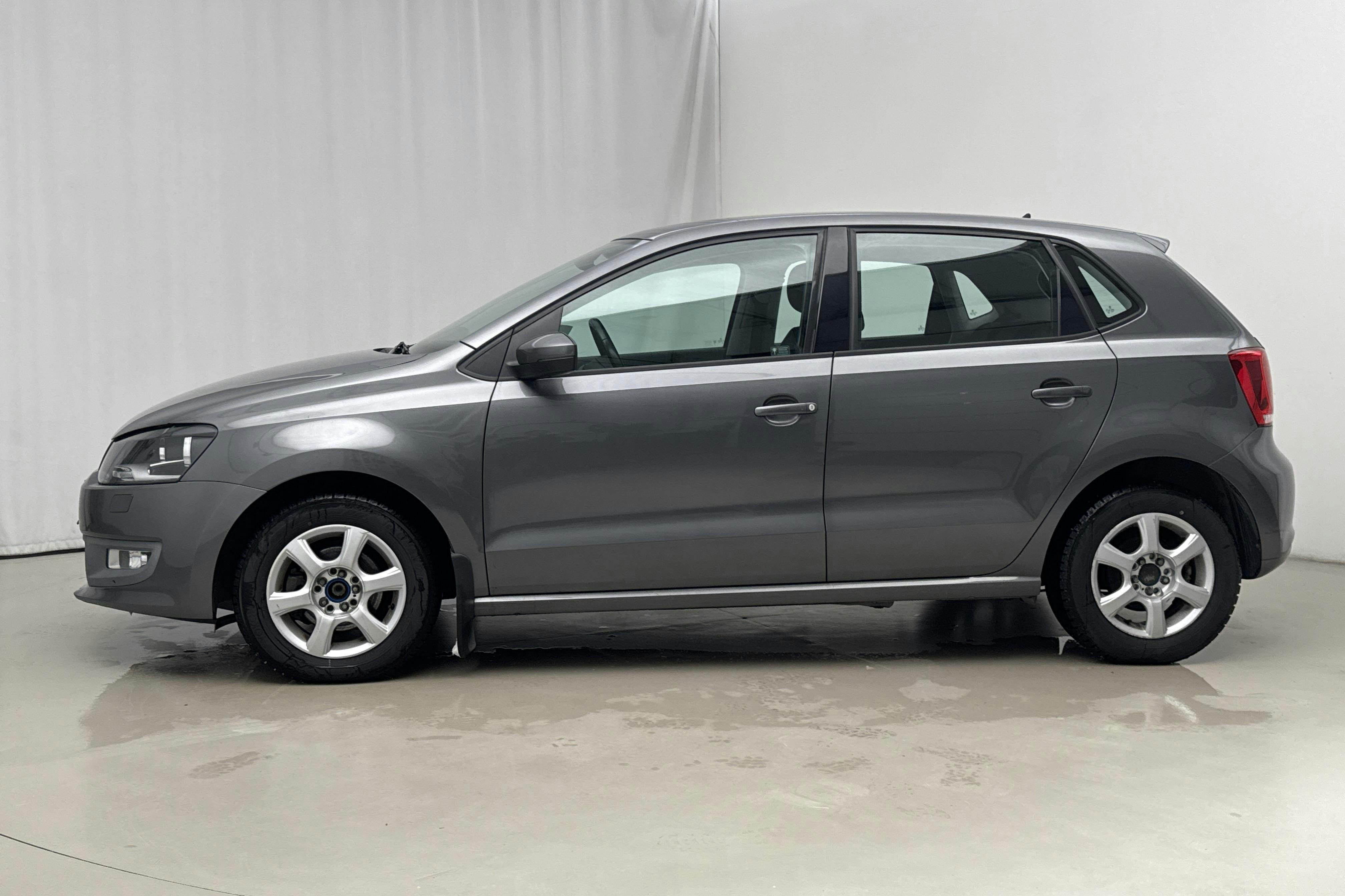 Presentationsfoto 2 av 16: VW Polo 1.4 5dr (85hk) - 7 577 mil - Automat - Dark Grey - 2010