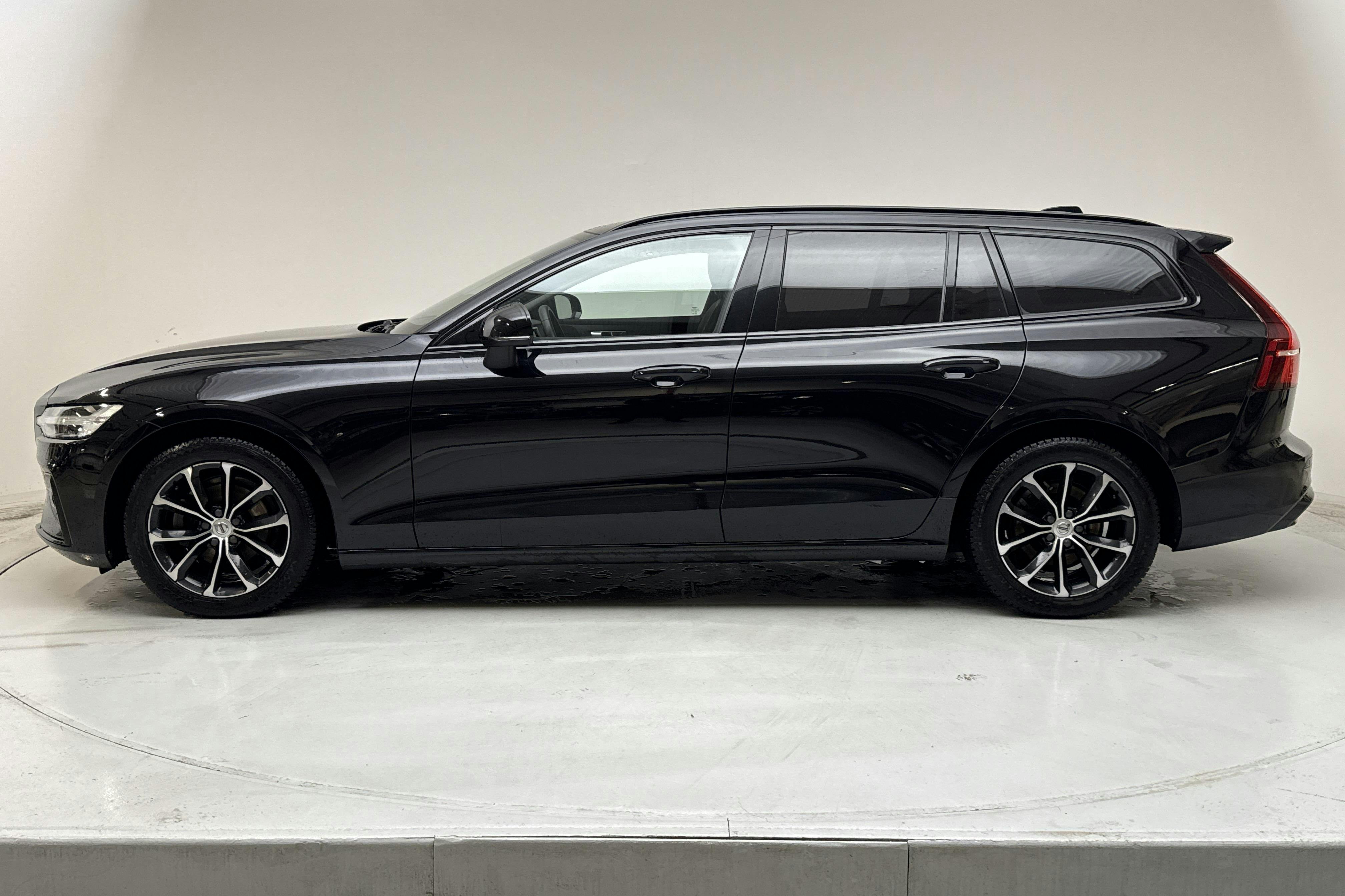 Presentationsfoto 2 av 20: Volvo V60 B4 Mildhybrid, Bensin (197hk) - 5 086 mil - Automat - svart - 2023