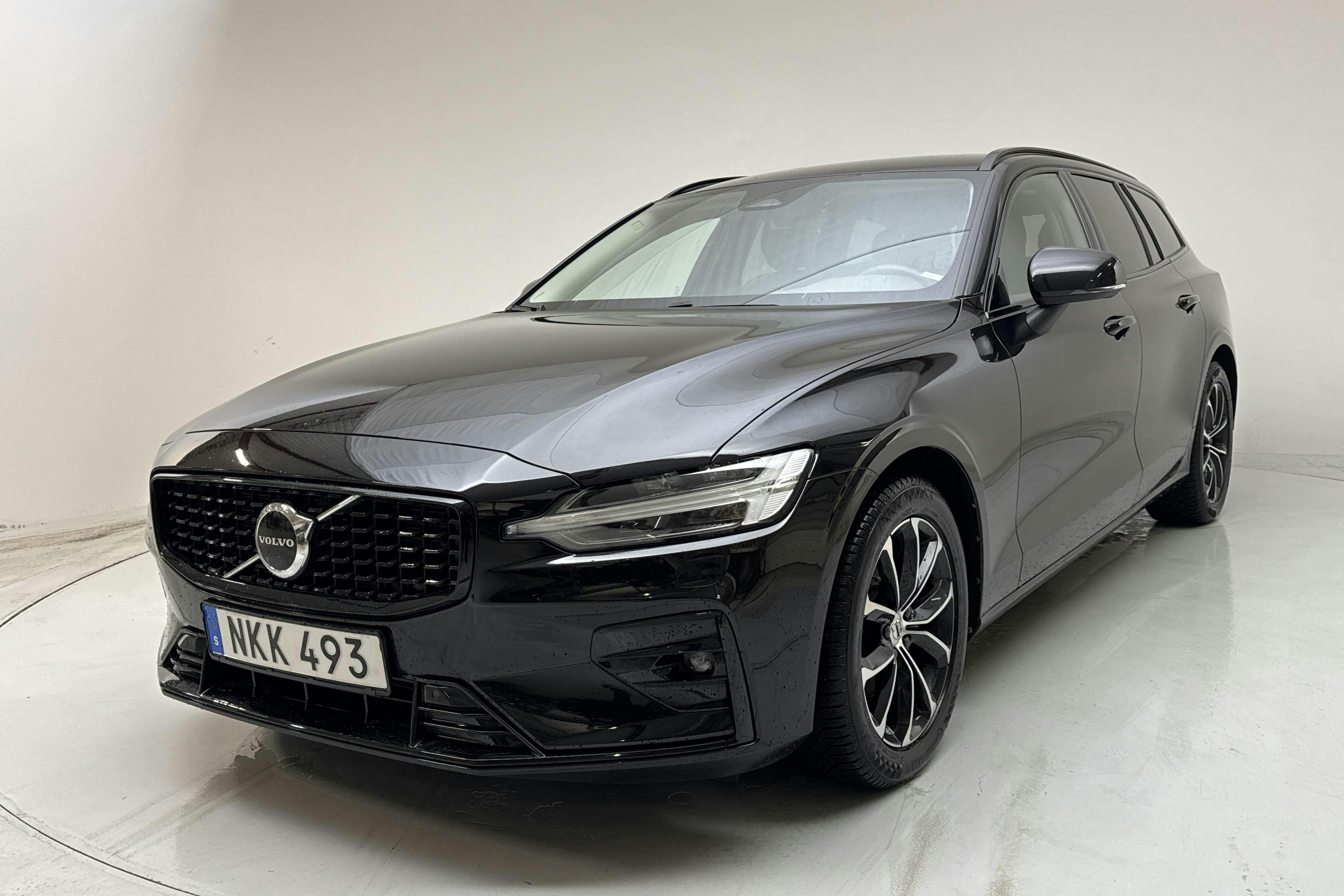 Presentationsfoto 1 av 20: Volvo V60 B4 Mildhybrid, Bensin (197hk) - 5 086 mil - Automat - svart - 2023