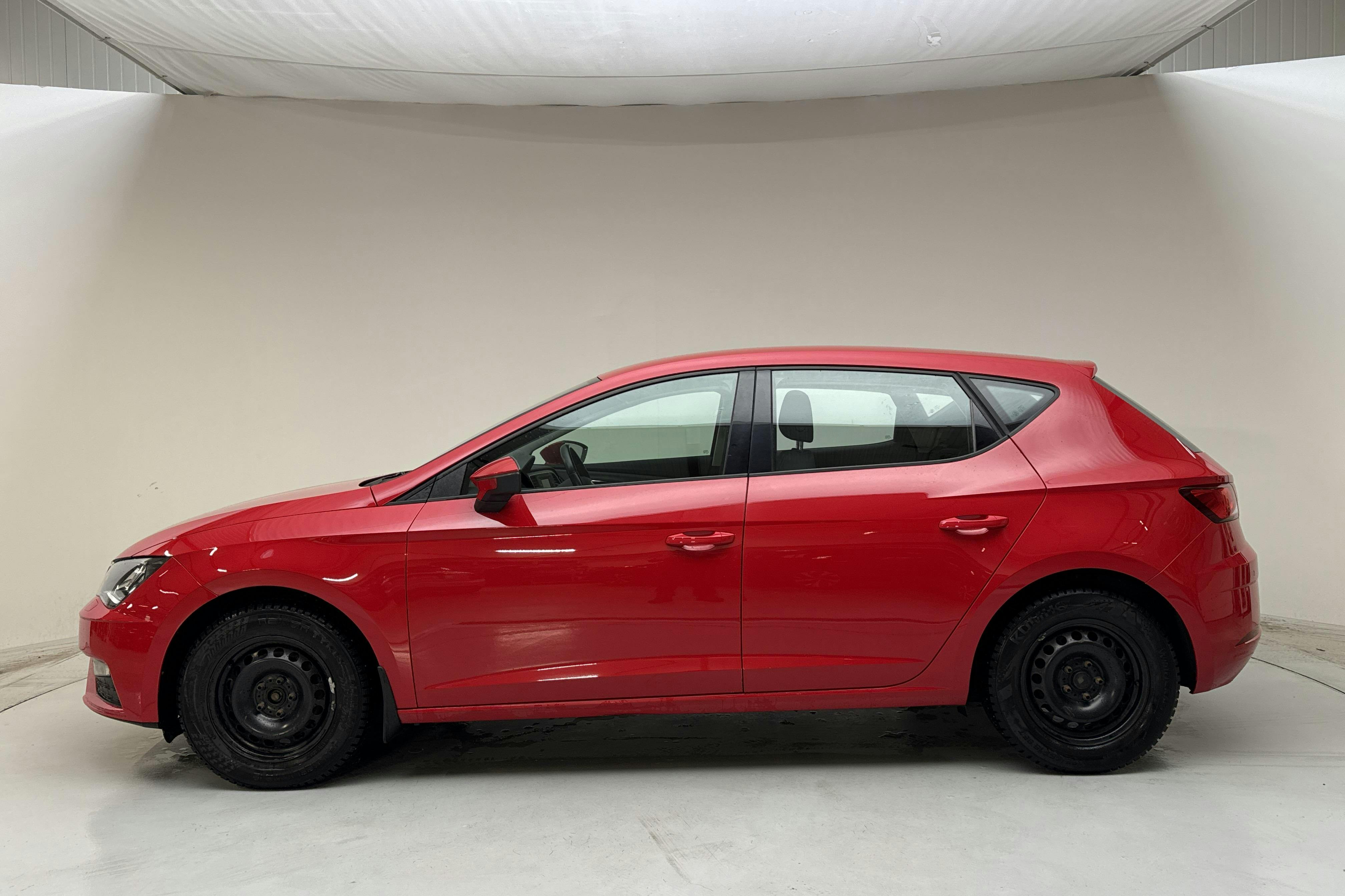 Presentation photo 2 of 13: Seat Leon 1.5 TGI ST (130hk) - 118 490 km - Automatic - red - 2020