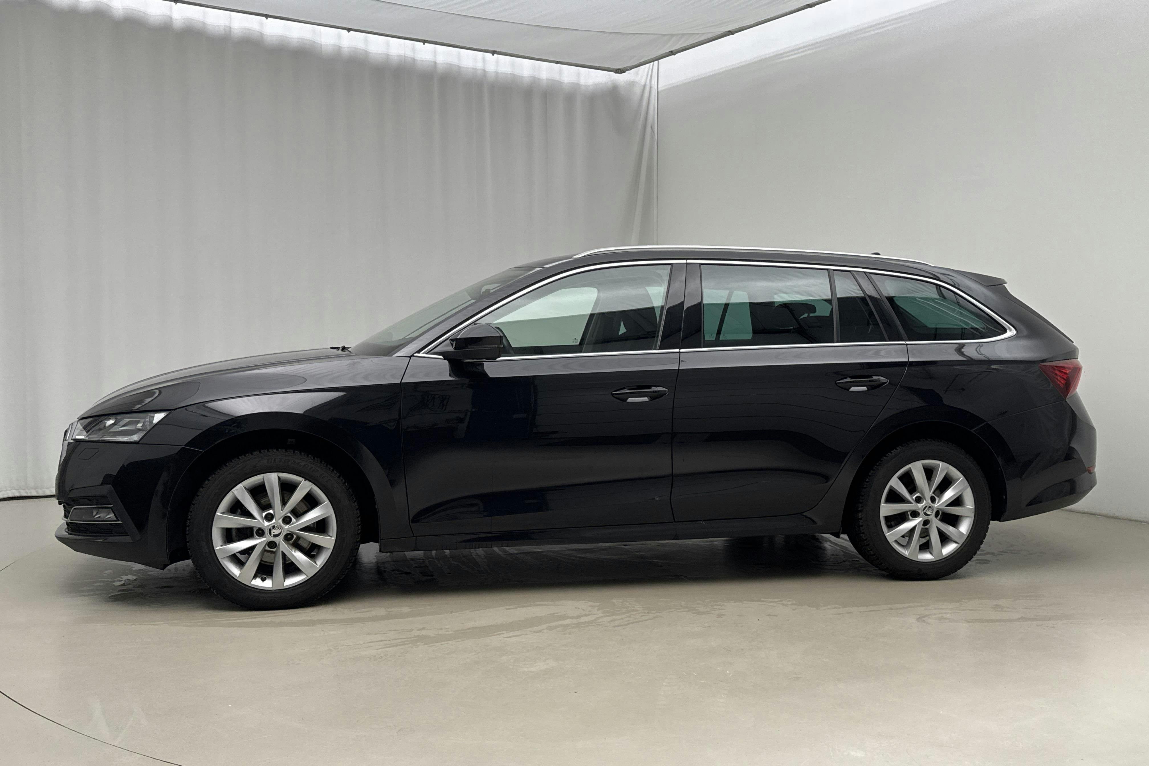 Esitlusfoto 2 aadressil 22: Skoda Octavia TSI e-Tec mHEV Combi (110hk) - 44 560 km - Automaatne - must - 2022