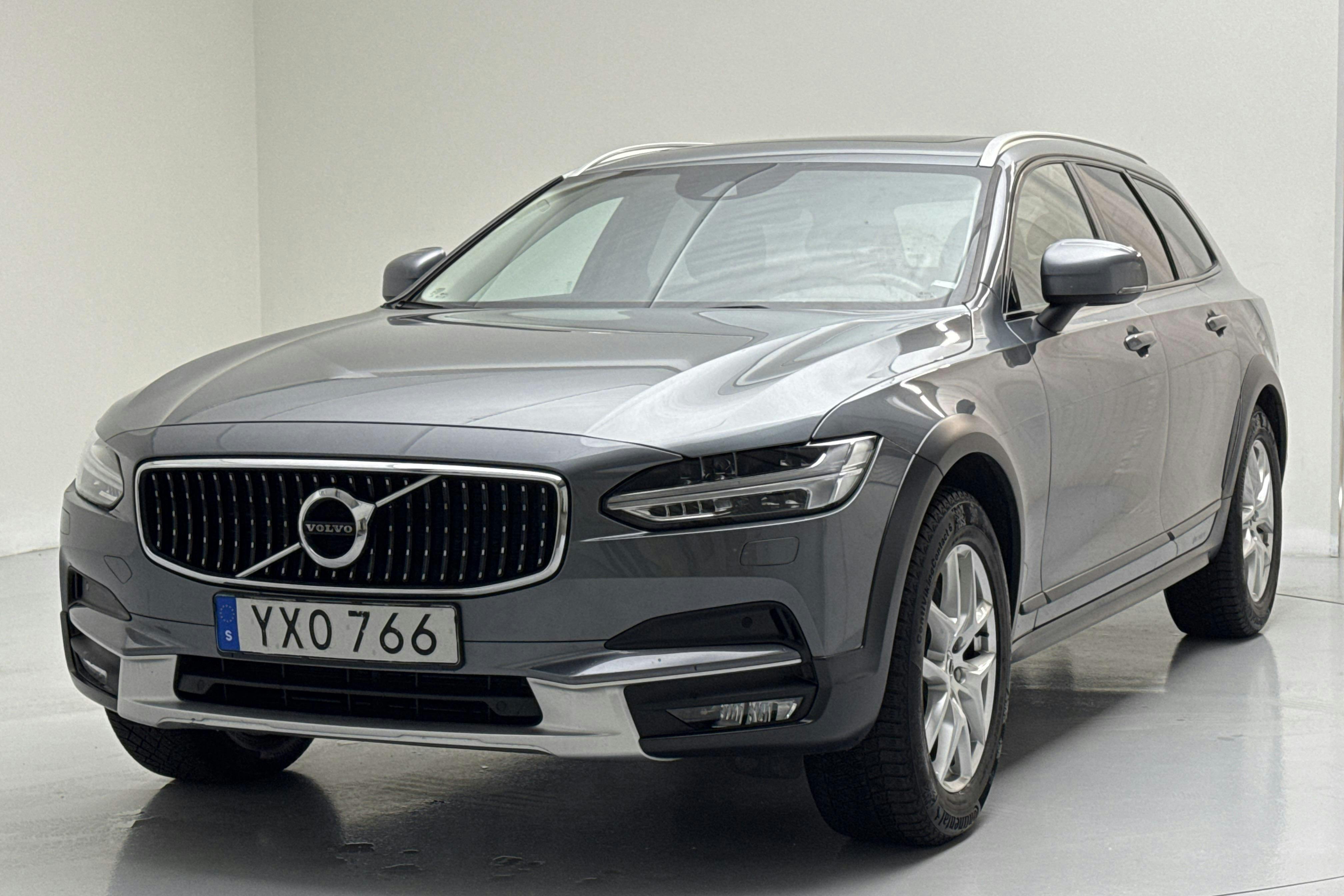 Presentationsfoto 1 av 15: Volvo V90 D4 Cross Country AWD (190hk) - 15 648 mil - Automat - grå - 2018