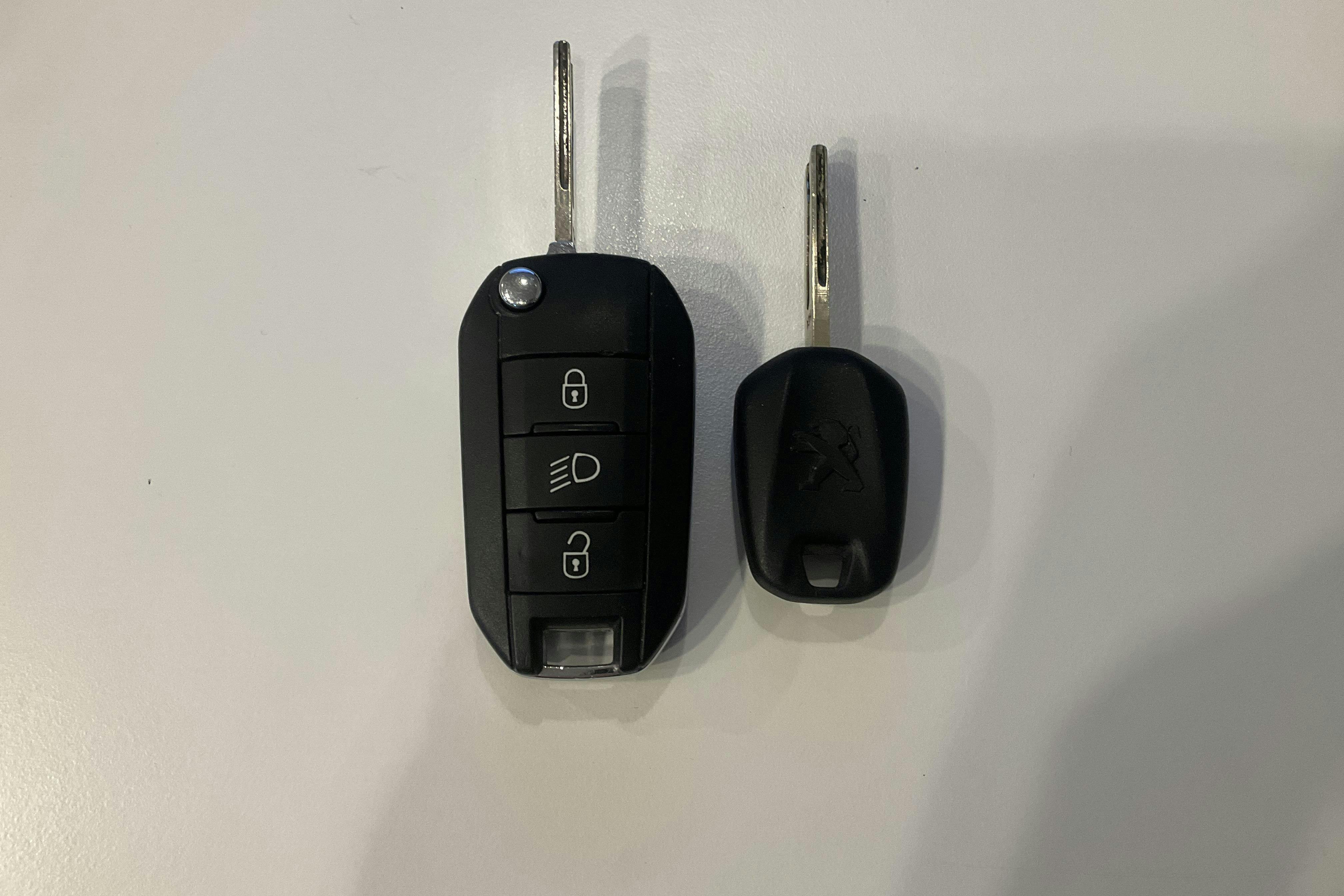 Presentationsfoto 13 av 13: Peugeot 208 1.2 VTi 5dr (82hk) - 4 035 mil - Manuell - Dark Red - 2014