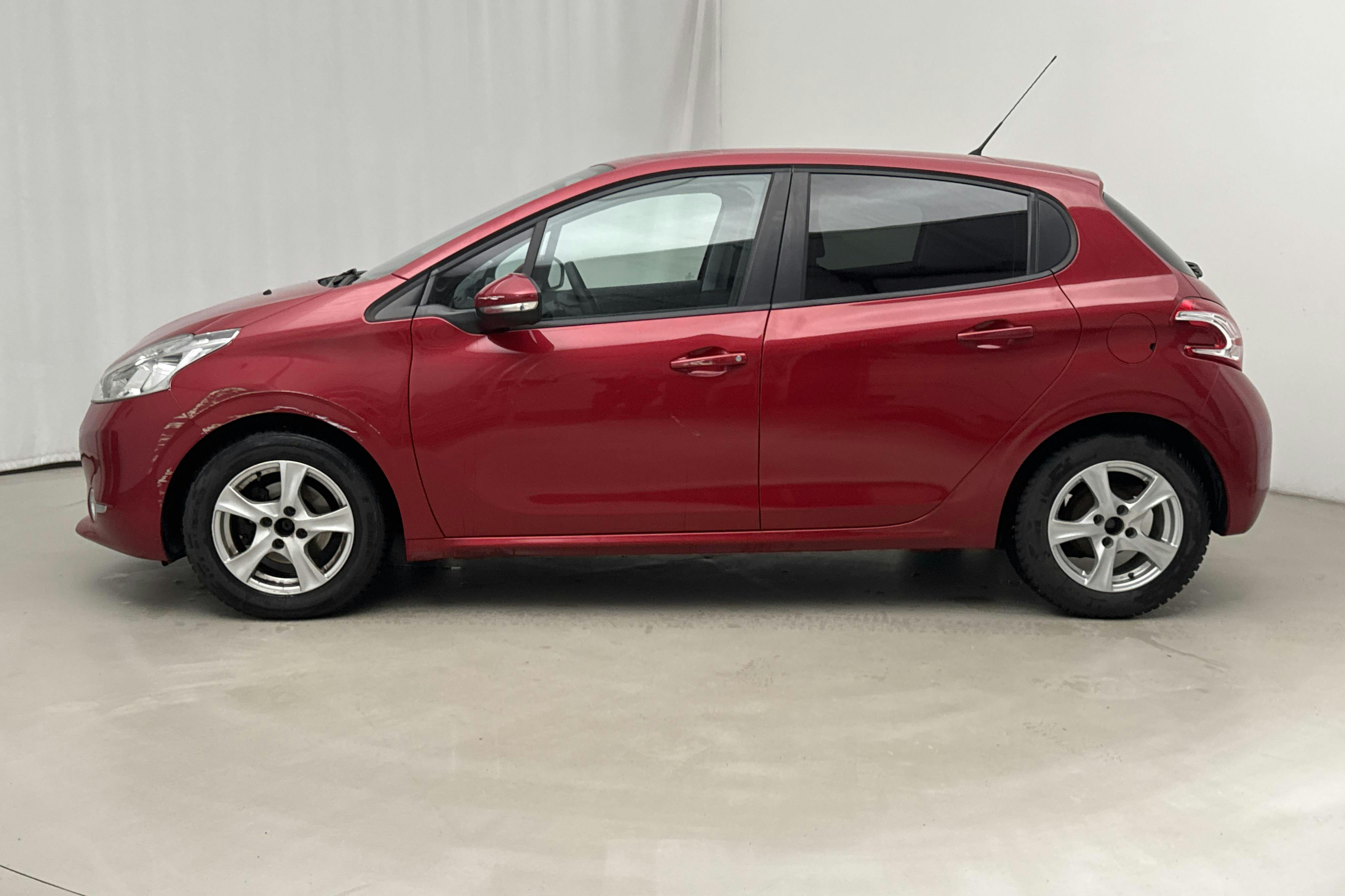 Presentationsfoto 2 av 13: Peugeot 208 1.2 VTi 5dr (82hk) - 4 035 mil - Manuell - Dark Red - 2014