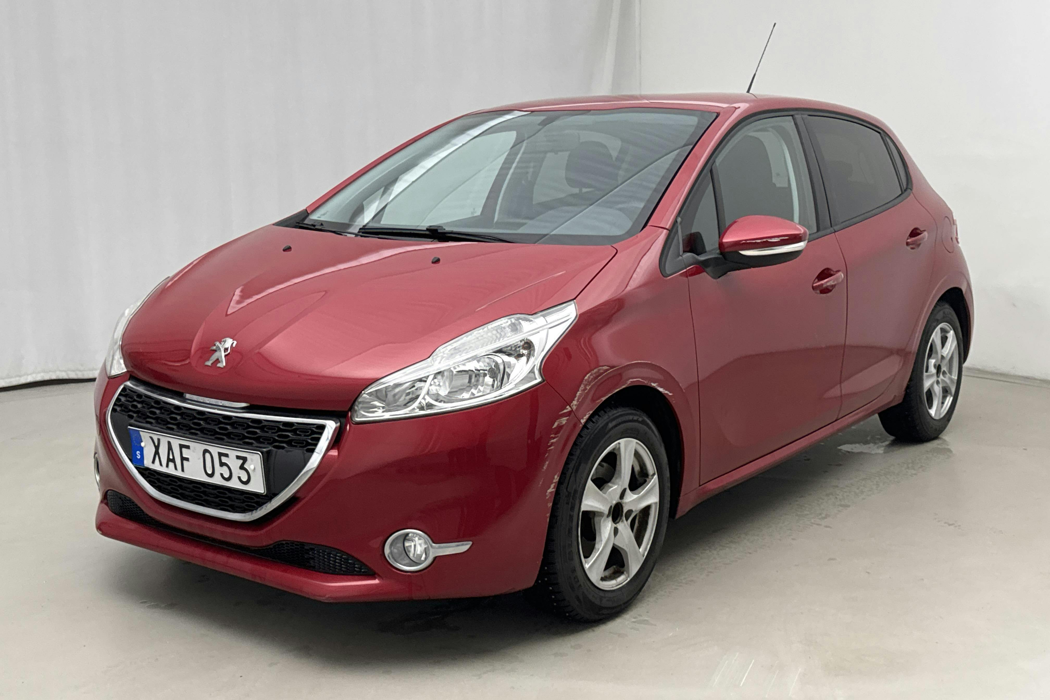 Presentationsfoto 1 av 13: Peugeot 208 1.2 VTi 5dr (82hk) - 4 035 mil - Manuell - Dark Red - 2014