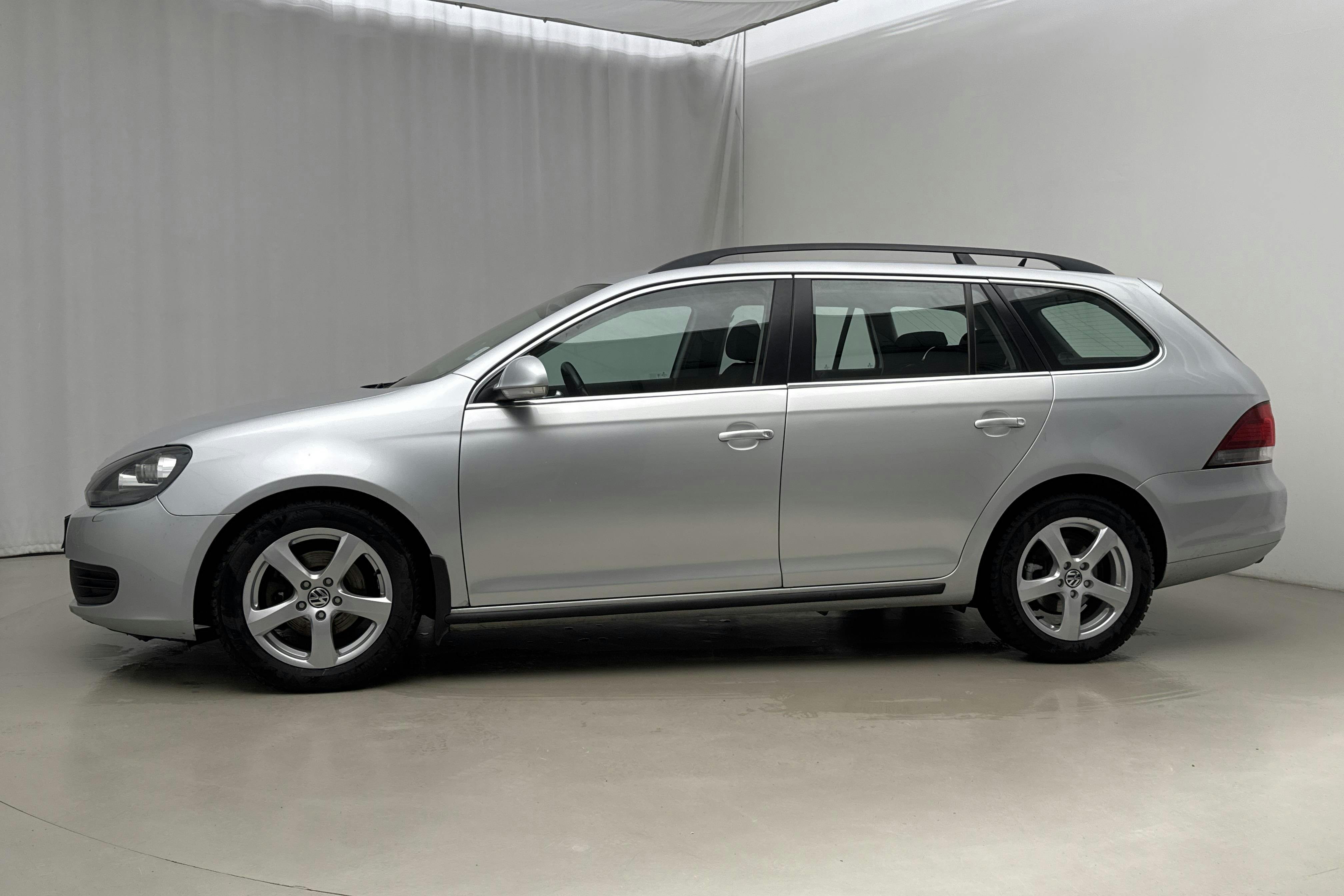 Presentation photo 2 of 17: VW Golf VI 1.6 TDI BlueMotion Technology Variant (105hk) - 173 440 km - Manual - silver - 2012