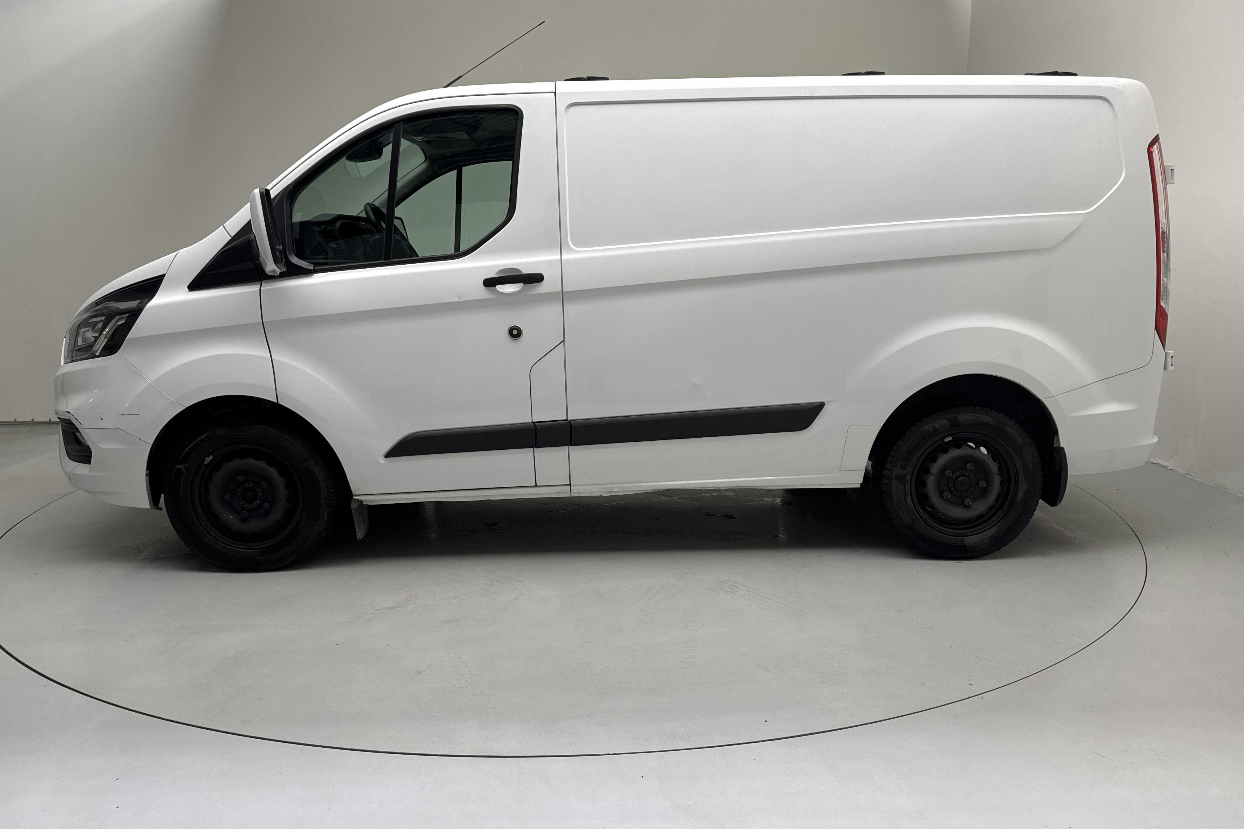 Presentationsfoto 2 av 13: Ford Transit Custom 340 2.0 TDCi 2WD Skåp (130hk) - 13 409 mil - Automat - vit - 2020