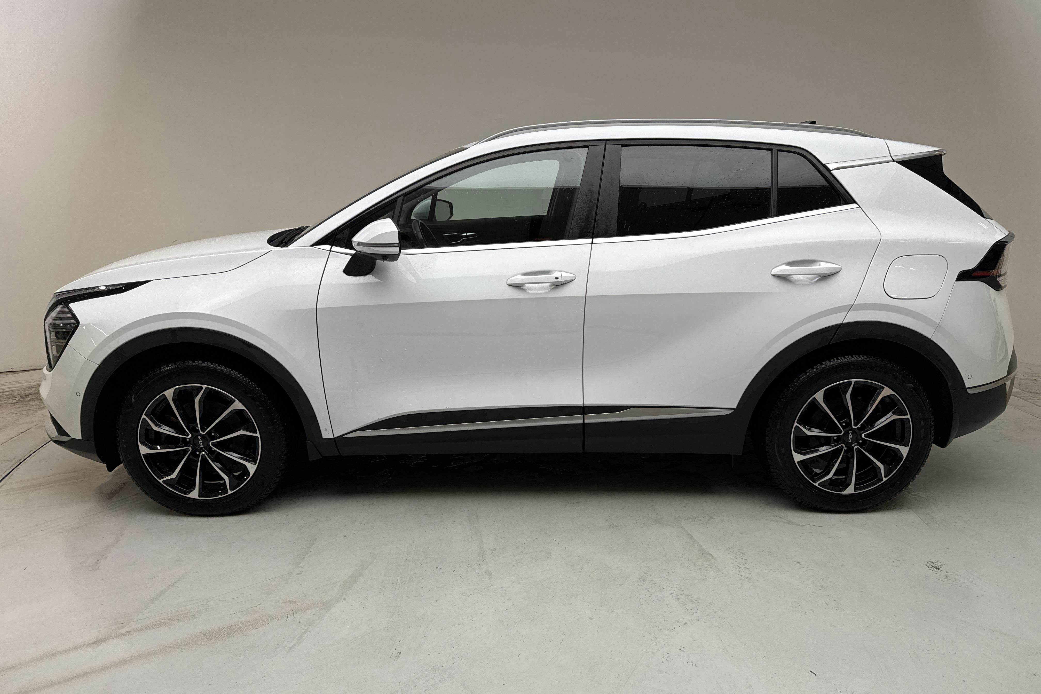 Zdjęcie prezentacyjne 2 z 17: KIA Sportage PHEV AWD (265hk) - 50 580 km - Automatyczna - biały - 2022