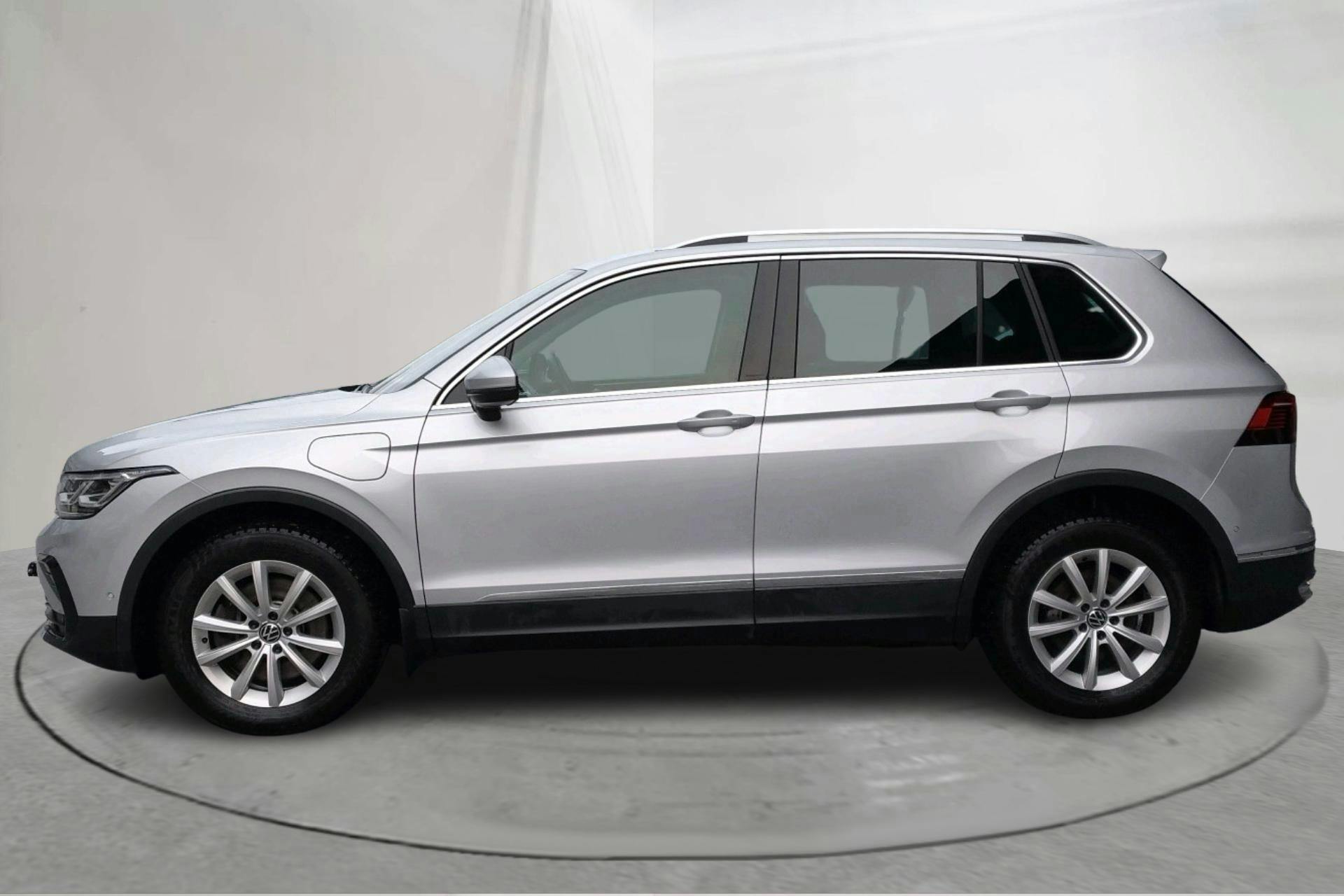 Präsentationsfoto 2 von 16: VW Tiguan 1.4 TSI eHybrid (245hk) - 60 410 Kilometer - Verkaufsautomat - Silber - 2023