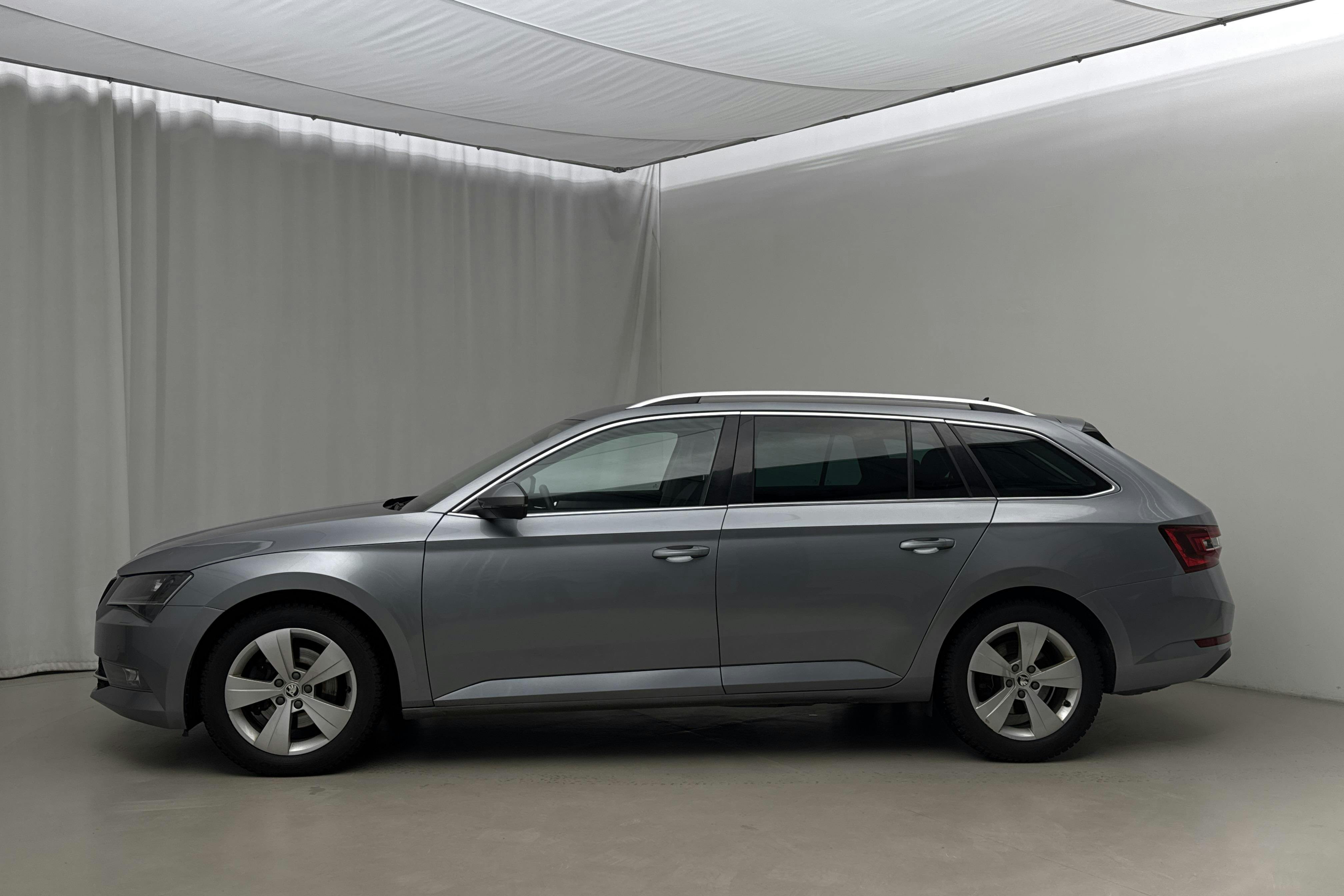 Presentation photo 2 of 17: Skoda Superb 2.0 TDI Kombi (190hk) - 238 410 km - Manual - gray - 2016