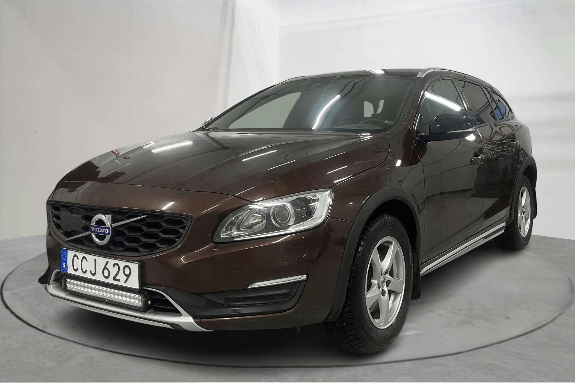 Presentationsfoto 1 av 20: Volvo V60 D4 Cross Country AWD (190hk) - 16 110 mil - Automat - brun - 2017
