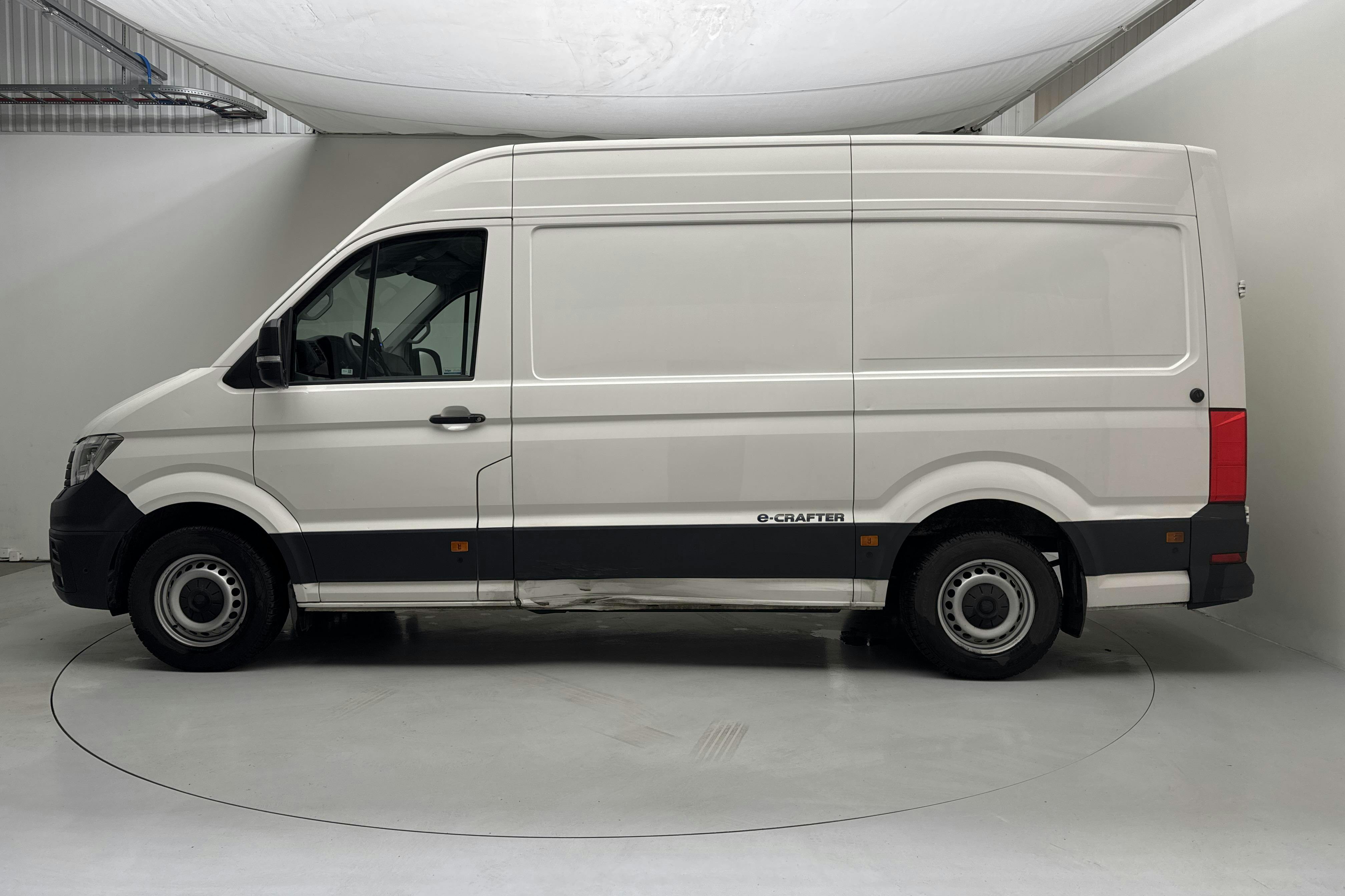 Presentation photo 2 of 15: VW E-Crafter 35 Skåp (136hk) - 44 340 km - Automatic - white - 2021