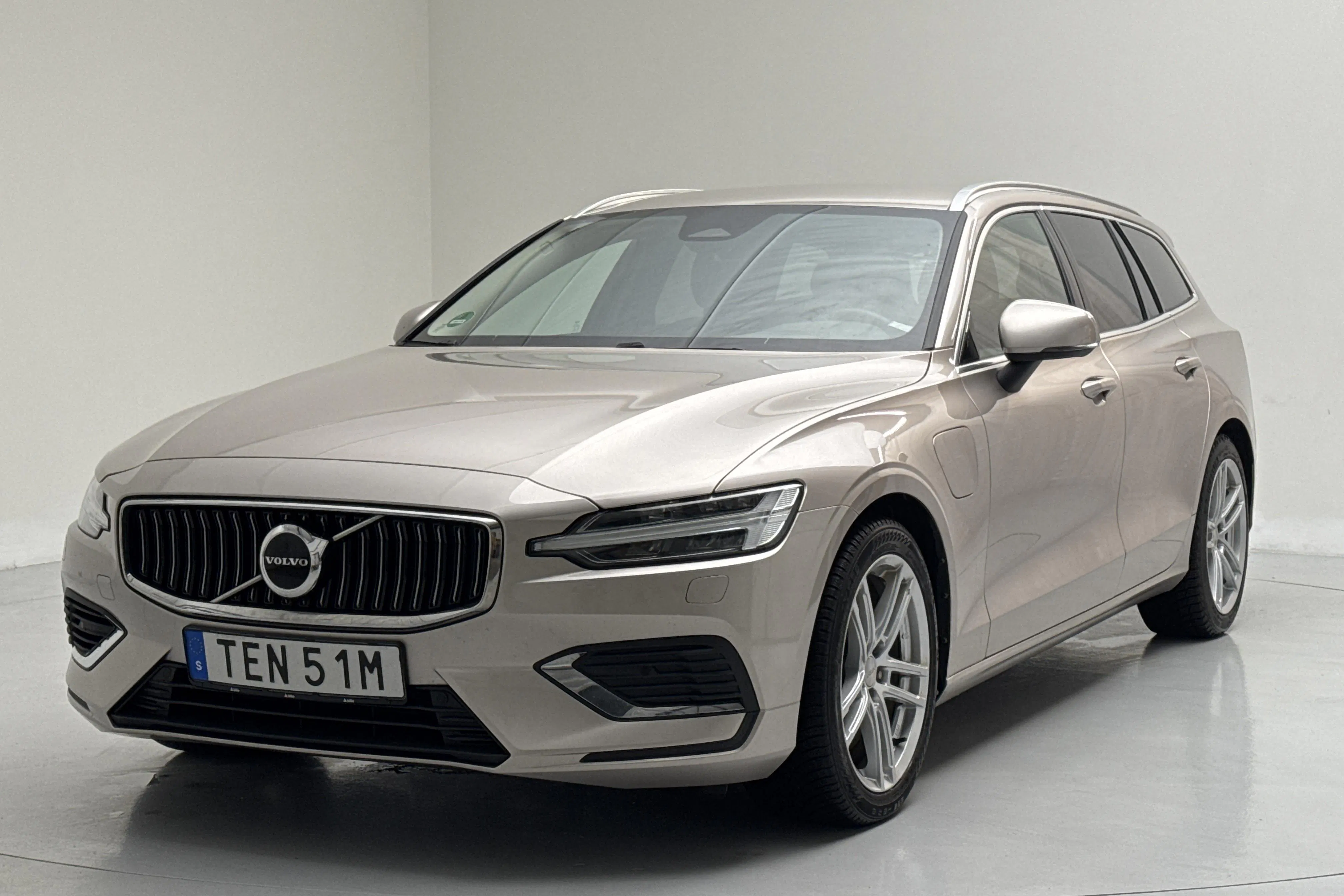 Presentation photo 1 of 17: Volvo V60 T6 AWD Recharge (350hk) - 60 330 km - Automatic - Light Grey - 2023