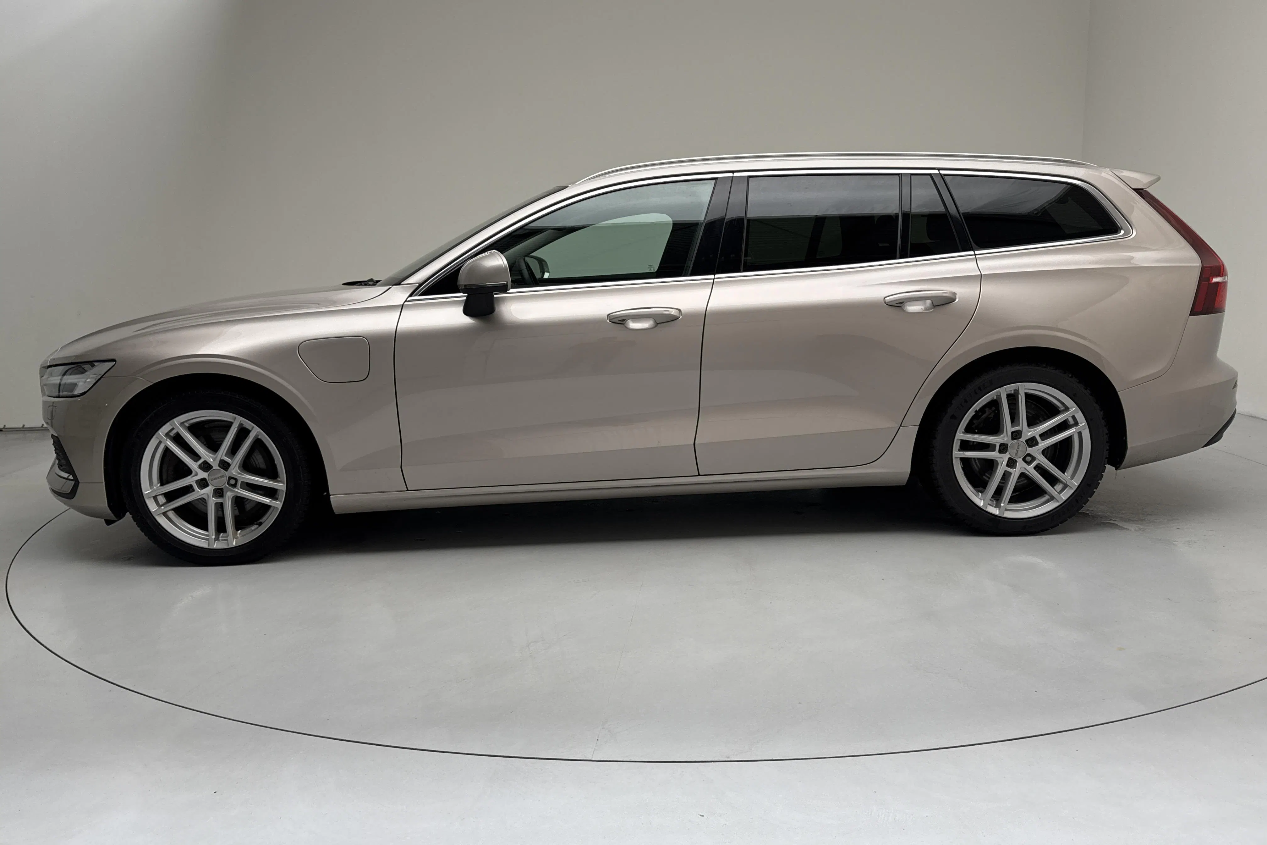 Presentation photo 2 of 17: Volvo V60 T6 AWD Recharge (350hk) - 60 330 km - Automatic - Light Grey - 2023