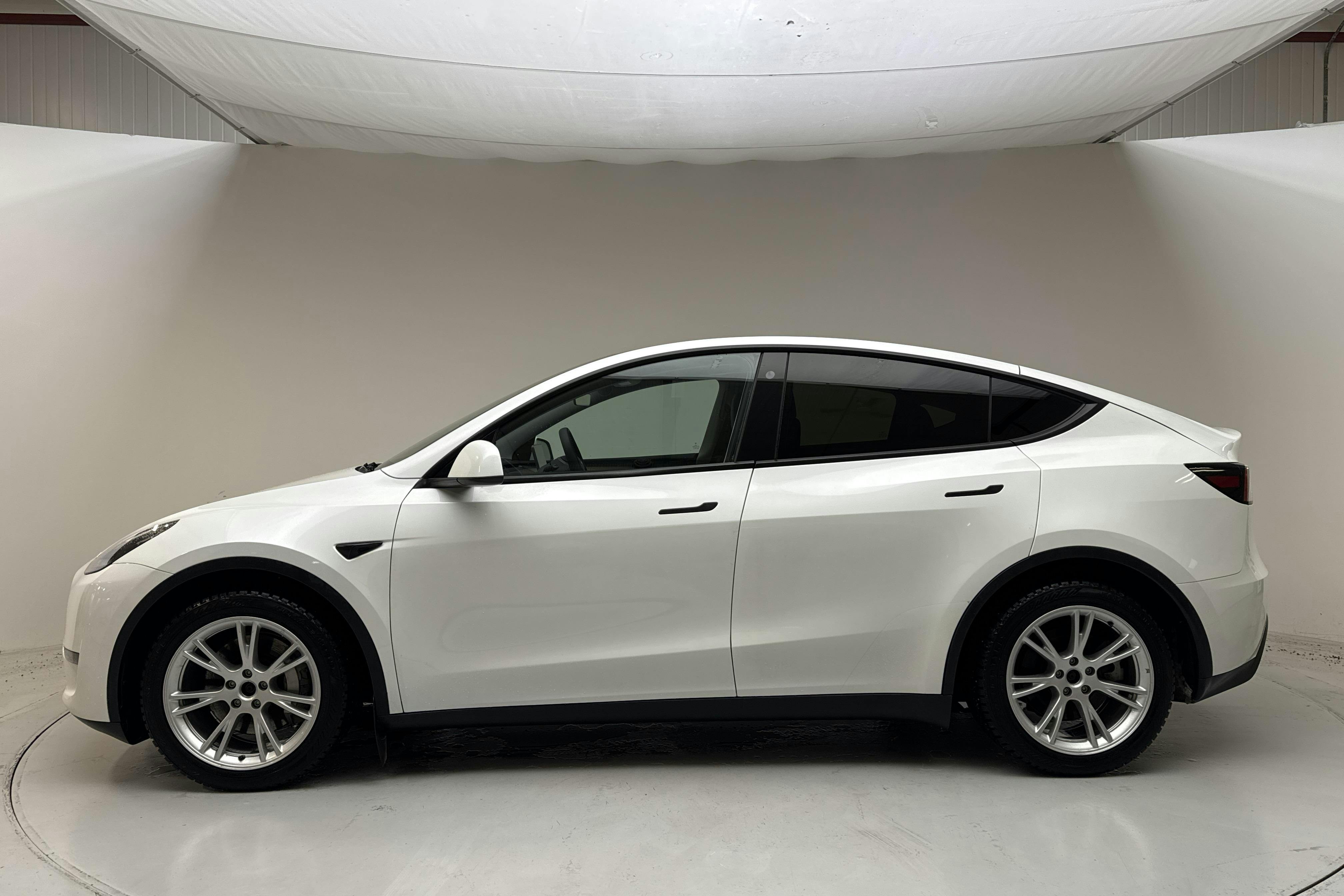 Presentationsfoto 2 av 19: Tesla Model Y Long Range Dual Motor AWD - 10 772 mil - Automat - vit - 2024