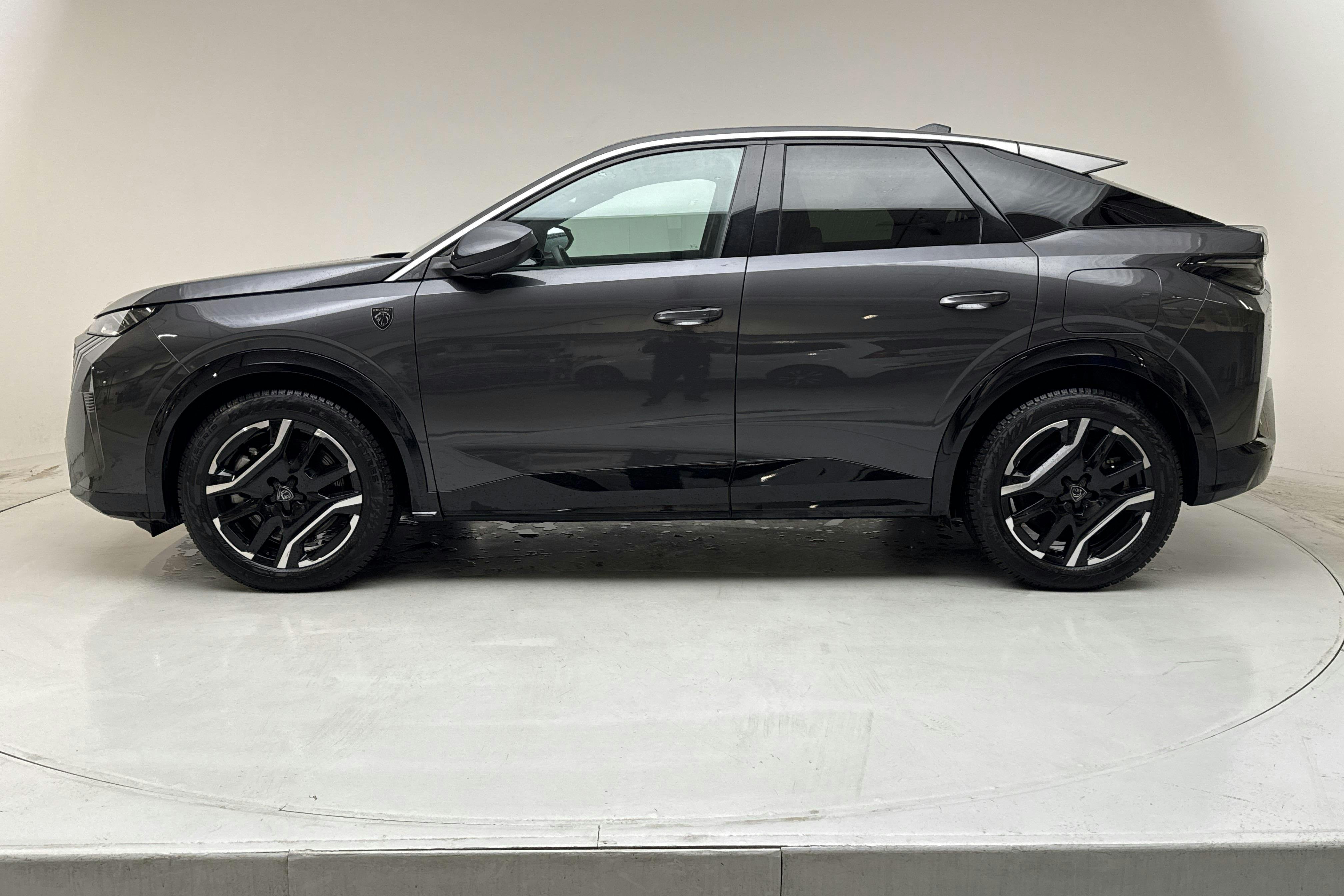 Presentationsfoto 2 av 26: Peugeot E-3008 73kWh (213hk) - 3 101 mil - Automat - grå - 2024