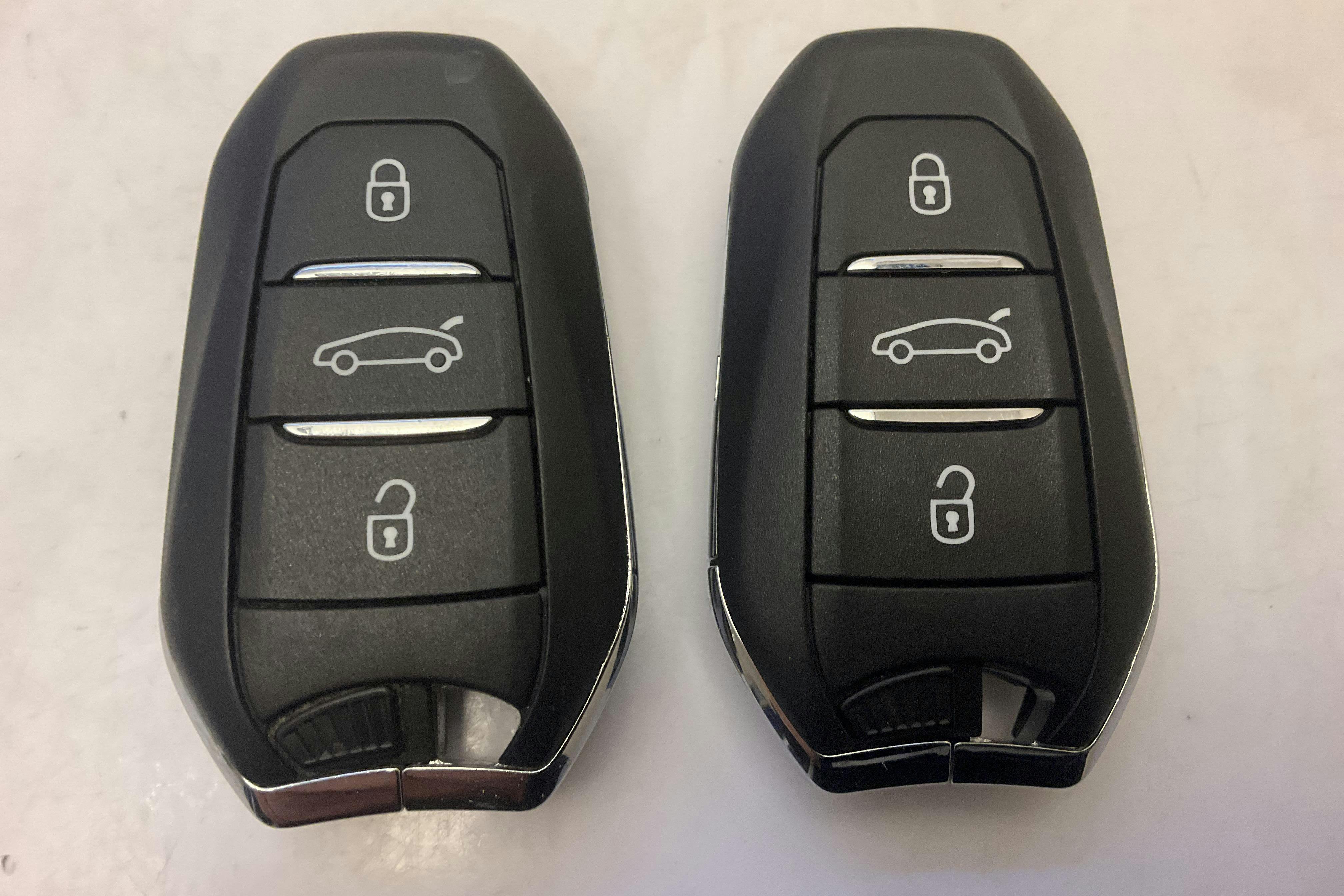 Presentationsfoto 26 av 26: Peugeot E-3008 73kWh (213hk) - 3 101 mil - Automat - grå - 2024